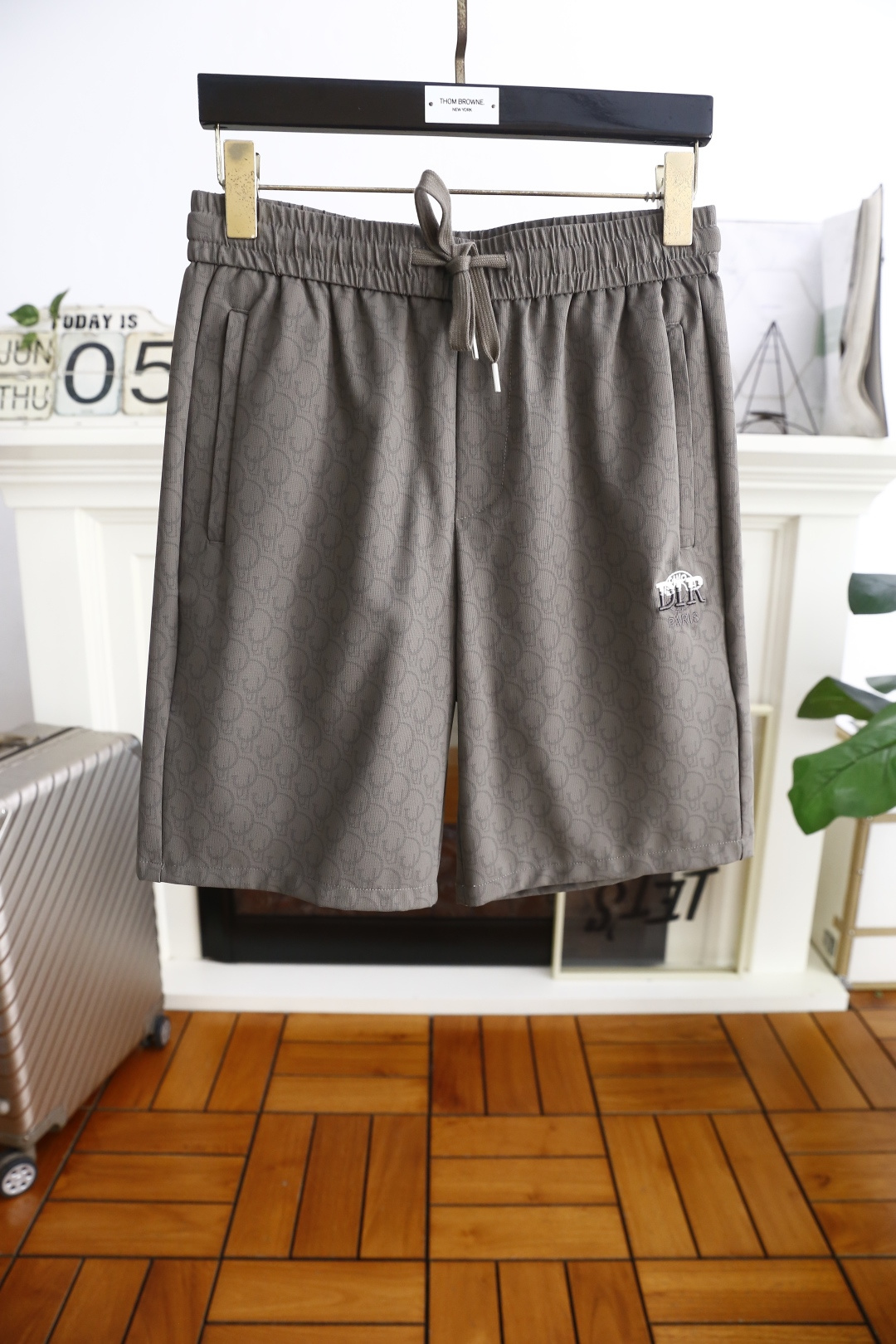 NO:453882,Dior/Christian D*or. ss summer new product men's original single shorts fashionable casual beach pants luxury classic brand logo design using comfortable quick-drying fabric!  Share taste and value. It is very comfortable to wear, low-key and luxurious. It is very classy when worn. There is no need to say much about the trouser style and cutting. The upper body is exquisite and vivid. It is truly first-class and top-quality. It is a real palace-level casual shorts. The upper body is absolutely stylish and extremely luxurious. It is full of personality, atmospheric and versatile. It is a must-have when going out!  Size 29-36, shipped the next day!  ,dior,shorts,alexander wang19860909迪奥/Christian D*or. ss夏季新品男士原单短裤时尚休闲沙滩裤奢华经典品牌logo设计 采用舒适速干面料！品味与价值共享 身穿着非常舒适 低调不失奢华 穿出去非常有档次 裤型款式和裁剪亦无需多言 上身精致跃然.真正一等一顶级质料 真正殿堂级的休闲短裤 上身绝对的有型 极度奢华 个性十足,大气且百搭,出街必备！尺码29-36,隔天出货！,,dior,shorts,alexander wang,Men's clothing