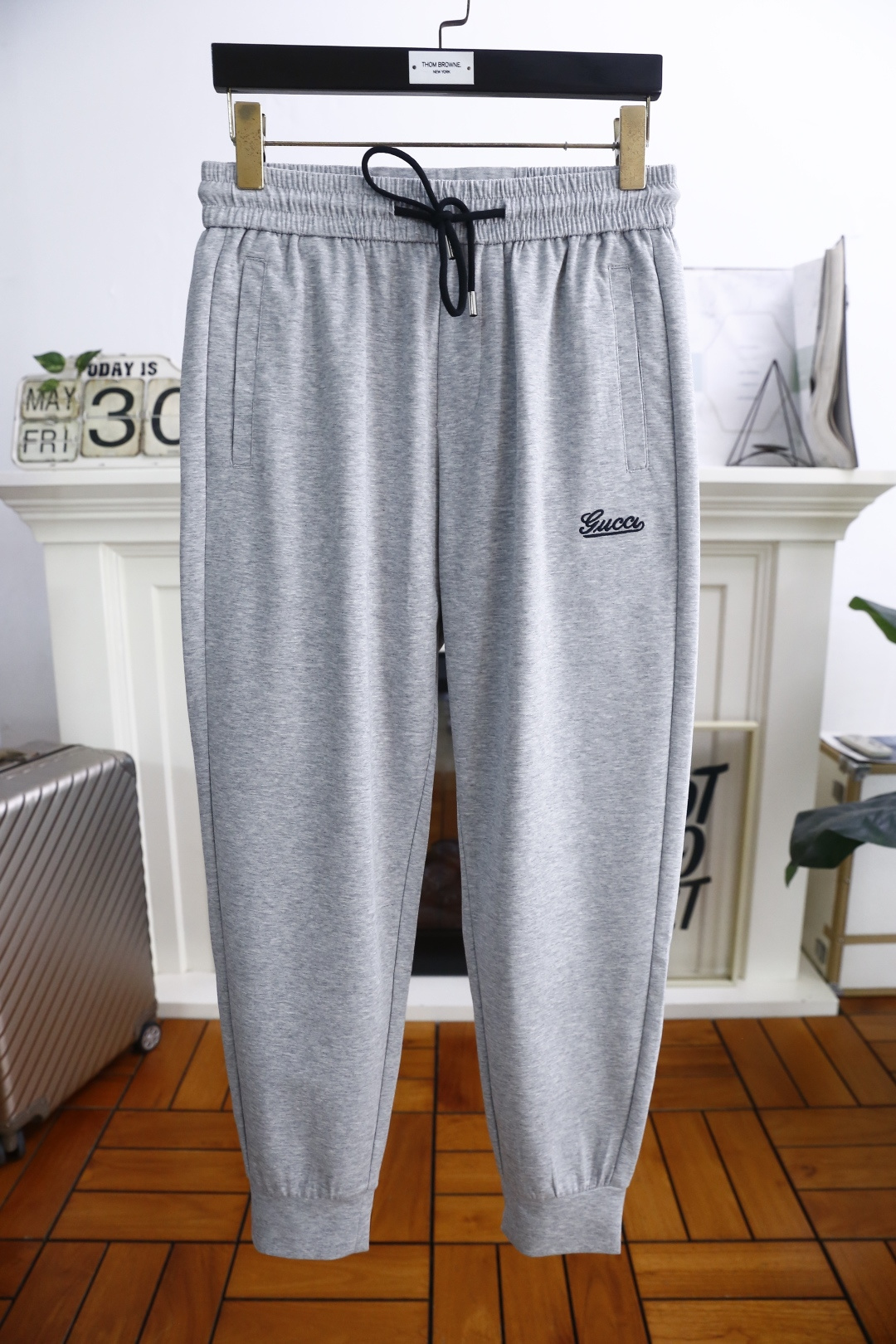 NO:453920,Gucci/Gu*ci. 25 new summer fashion men's casual pants!  It uses imported comfortable and breathable fabrics, and the luxury brand's classic original letter LOGO design, which is casual and comfortable on the upper body!  Elastic waist and close the casual combination without restraint!  The same product for overseas European counters, the upper body is fashionable and sporty, very low-key and luxurious!  The stitching of the turner is delicate and strong!  Perfect three-dimensional tailoring, highly recommend buying the product!  Counter size 48-56, shipped the next day!  ,gucci,alexander wang19860909古驰/Gu*ci. 25夏季新品时尚男士休闲裤！采用进口舒适透气面料,奢华品牌经典原版字母LOGO设计 上身随意舒服！松紧腰收口休闲搭配无束缚感！海外欧洲专柜同品,上身时尚运动显时尚,很低调且不失奢华品味！车工缝线细致而强悍！完美立体剪裁,强烈推荐购入货色！专柜尺码48-56,隔天出货！,,gucci,alexander wang,Men's clothing