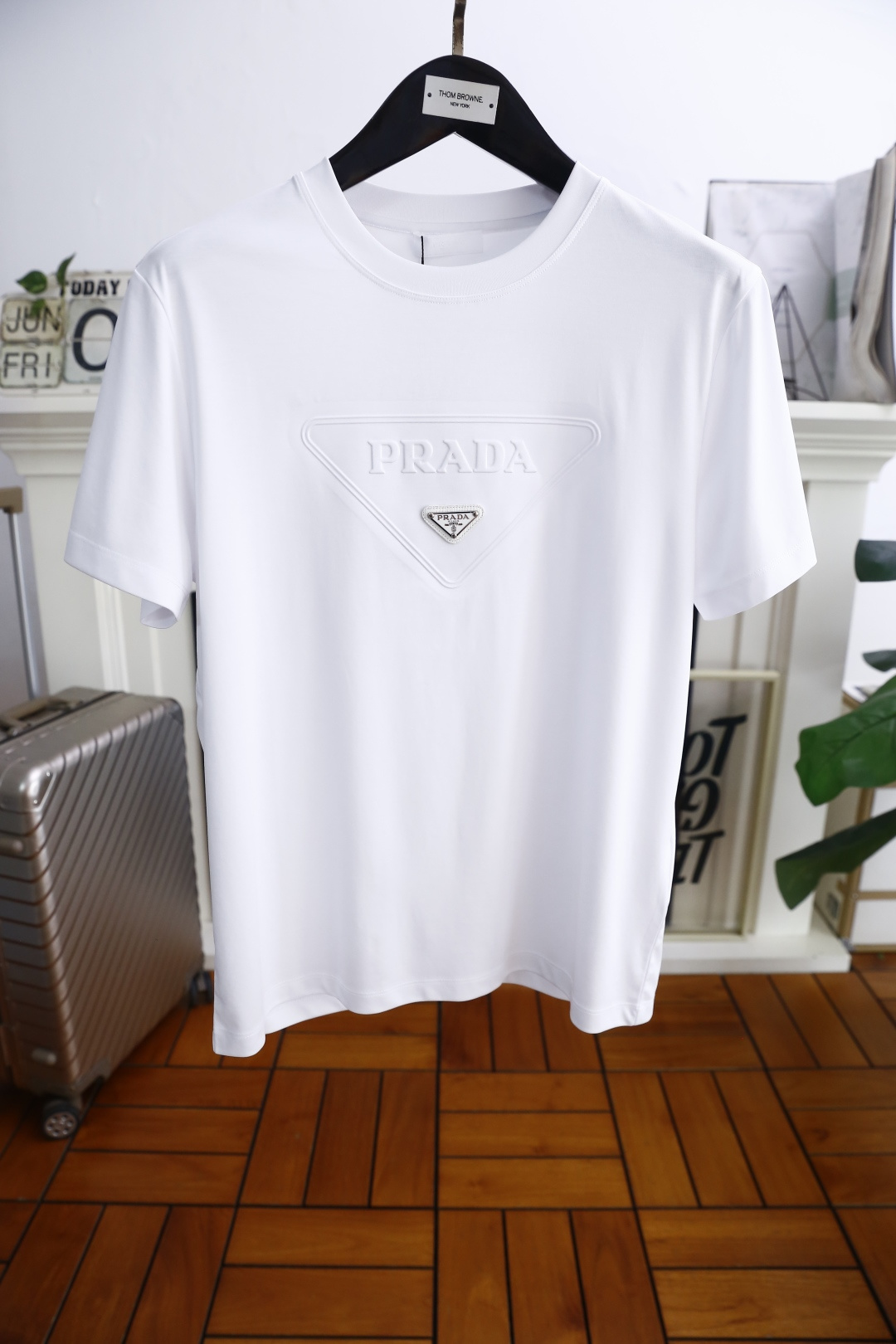 NO:453917,Pula*/Pr*da. New summer style!  Fashionable men's casual round neck short-sleeved fashion item design, more fashionable and comfortable, high-standard customization, very stylish upper body, luxurious brand triangle logo letter LOGO pattern on the chest, customer-supplied auxiliary materials, customer-supplied imported high-end comfortable cotton fabric with very delicate texture, exquisite details and exquisite craftsmanship, extremely shaping item, can be matched with any fashion, super good style, a must-have item for trendy men!  Complete three standards!  Counter size: M-3XL, shipped the next day!  ,,prada,T-shirt,alexander wang19860909普拉*/Pr*da. 夏季新款！时尚男士休闲圆领短袖时尚单品设计,更加时尚舒适,高标准定制,上身非常有型,胸前奢华品牌三角标字母LOGO 图案 客供辅料,客供进口高档舒适棉面料质感非常细腻,细节工艺精湛考究,塑造性极高的一款单品,任何时装都可以搭配,版型超级好 潮男必备单品！三标齐全！专柜尺码:M-3XL,隔天出货！,,prada,T-shirt,alexander wang,Men's clothing