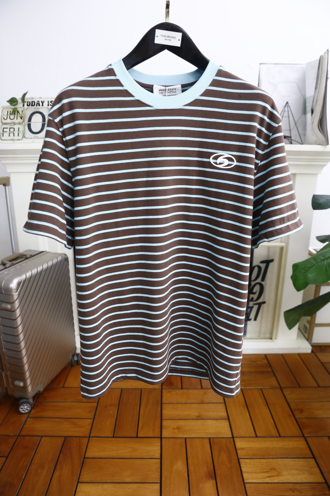 NO:453928,Brunello Cucinelli. New summer product for men's striped short-sleeved fashion classic pullover design!  High-end custom versatile styles that anyone can easily control. Use high-end, comfortable and breathable fabrics!  Luxury classic brand custom design, very high-end and must-have for those who understand the goods!  The style and tailoring are slim styles, which are very exquisite, showing aura and highlighting the exquisiteness of business men. This is the unique feature, the right slim fit, and the upper body effect is very good!  Counter size S-4XL, shipped the next day!  brunello cucinelli,T-shirt,alexander wang19860909Brunello Cucinelli. 夏季新品男士条纹短袖时尚经典套头设计！高级定制百搭款式 任何人都可以轻松驾驭 采用高档舒适透气面料！奢华经典品牌定制设计,非常显档次懂货的必须入！版型剪裁属于修身款 非常精致,显气场,又会凸显商务男士的精致,这就是独到之处,恰到好处的修身,上身效果非常赞！专柜尺码S-4XL,隔天出货！,,brunello cucinelli,T-shirt,alexander wang,Men's clothing