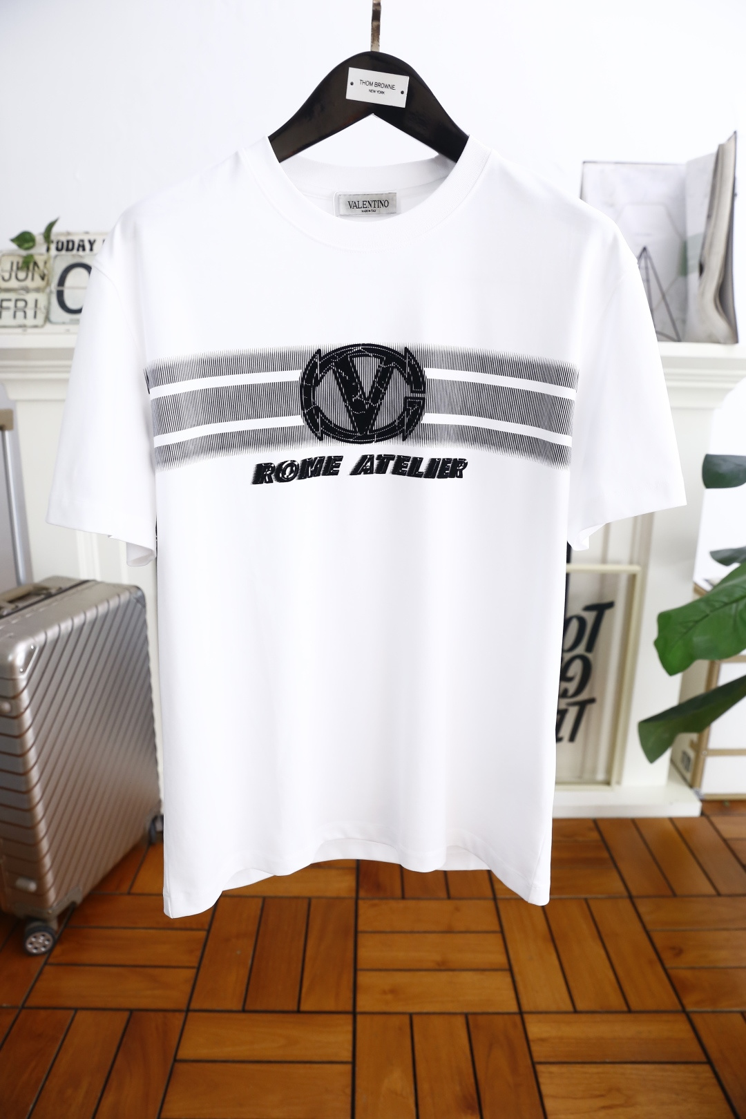 NO:453902,Valentino. New summer style for men's casual round neck short sleeves!  Luxury classic brand customized LOGO design!  High-end customization, high-version, fashionable and versatile!  It is made of comfortable and breathable mercerized cotton fabric, which feels super soft and delicate, and is comfortable to wear. High-end boutique. The fine OEM factory makes it very good. A must-have item for men!  Size M-4XL, shipped the next day!  , valentino, T-shirt,alexander wang19860909华伦天奴. 夏季新款男士休闲圆领短袖！奢华经典品牌定制LOGO设计！高端定制 高版本 时尚百搭爆款！采用舒适透气丝光棉面料手感超柔软细腻 穿着亲肤舒适 高端精品 代工厂精细做上身非常赞 男士必备单品！尺码M-4XL,隔天出货！,,valentino,T-shirt,alexander wang,Men's clothing