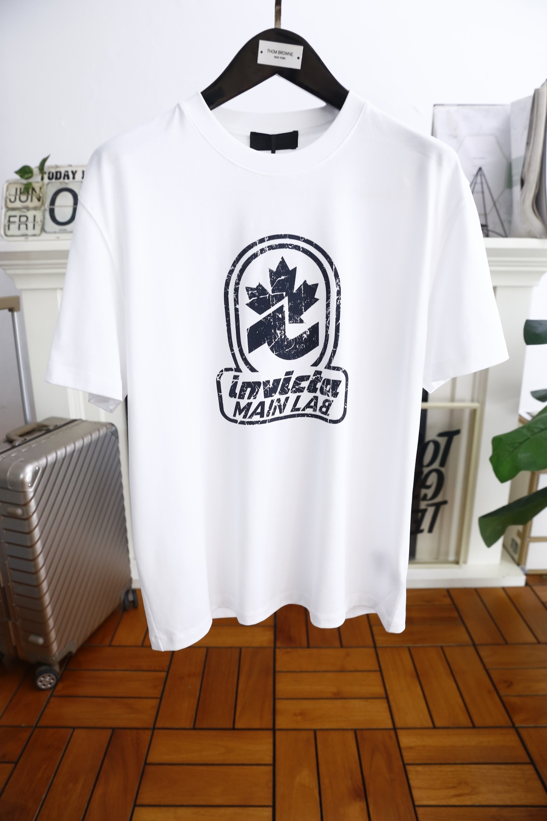 NO:453933,Jenia. 25 new summer products!  Fashionable men's round neck loose short sleeves!  Customized comfortable breathable fabrics are premium and refreshing!  !  Luxurious classic brand letter logo design!  The perfect combination of fashion and comfort. Choose high-quality fabrics to make it soft and comfortable, skin-friendly and breathable, and wear without any irritation!  The iconic logo highlights your personality and taste. The fabric is comfortable to wear and not easily deformed!  A must-have item for trendy men!  Complete three standards!  Counter size S-4XL, shipped the next day!  ,zegna,T-shirt,alexander wang19860909杰尼亚. 25夏季新品！时尚男士圆领宽松短袖！定制舒适透气面料高级清爽！！奢华经典品牌字母logo设计！时尚与舒适的完美结合.选用优质面料材质柔软舒适,亲肤透气穿着无刺激！标志性logo彰显您的个性和品味.面料穿着舒适不易变形！潮男必备单品！三标齐全！专柜尺码S-4XL,隔天出货！,,zegna,T-shirt,alexander wang,Men's clothing