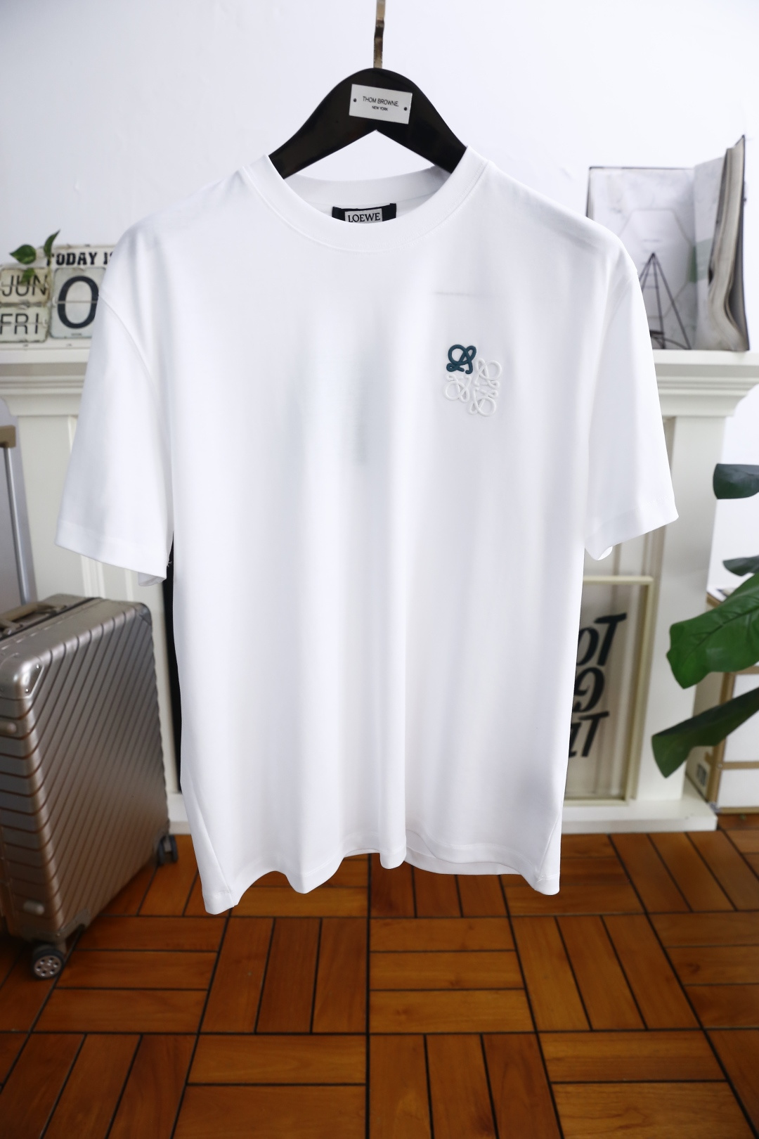 NO:453925,Luo Yiwei. New summer model!  Fashionable and casual round neck short-sleeved fashion item design, more fashionable and comfortable, high standard customization, very stylish upper body, luxurious classic brand LOGO pattern on the chest, customer-supplied auxiliary materials, comfortable mercerized cotton fabric with very delicate texture, exquisite details and exquisite craftsmanship, extremely shaping item, can be matched with any fashion, super good style, a must-have item for trendy men. Counter code: S-4XL, shipped the next day!  ,loewe,T-shirt,alexander wang19860909罗意威. 夏季新款！时尚休闲圆领短袖时尚单品设计,更加时尚舒适,高标准定制,上身非常有型,胸前奢华经典品牌LOGO图案 客供辅料,采用舒适丝光棉面料质感非常细腻,细节工艺精湛考究,塑造性极高的一款单品,任何时装都可以搭配,版型超级好 潮男必备单品 专柜码:S-4XL,隔天出货！,,loewe,T-shirt,alexander wang,Men's clothing