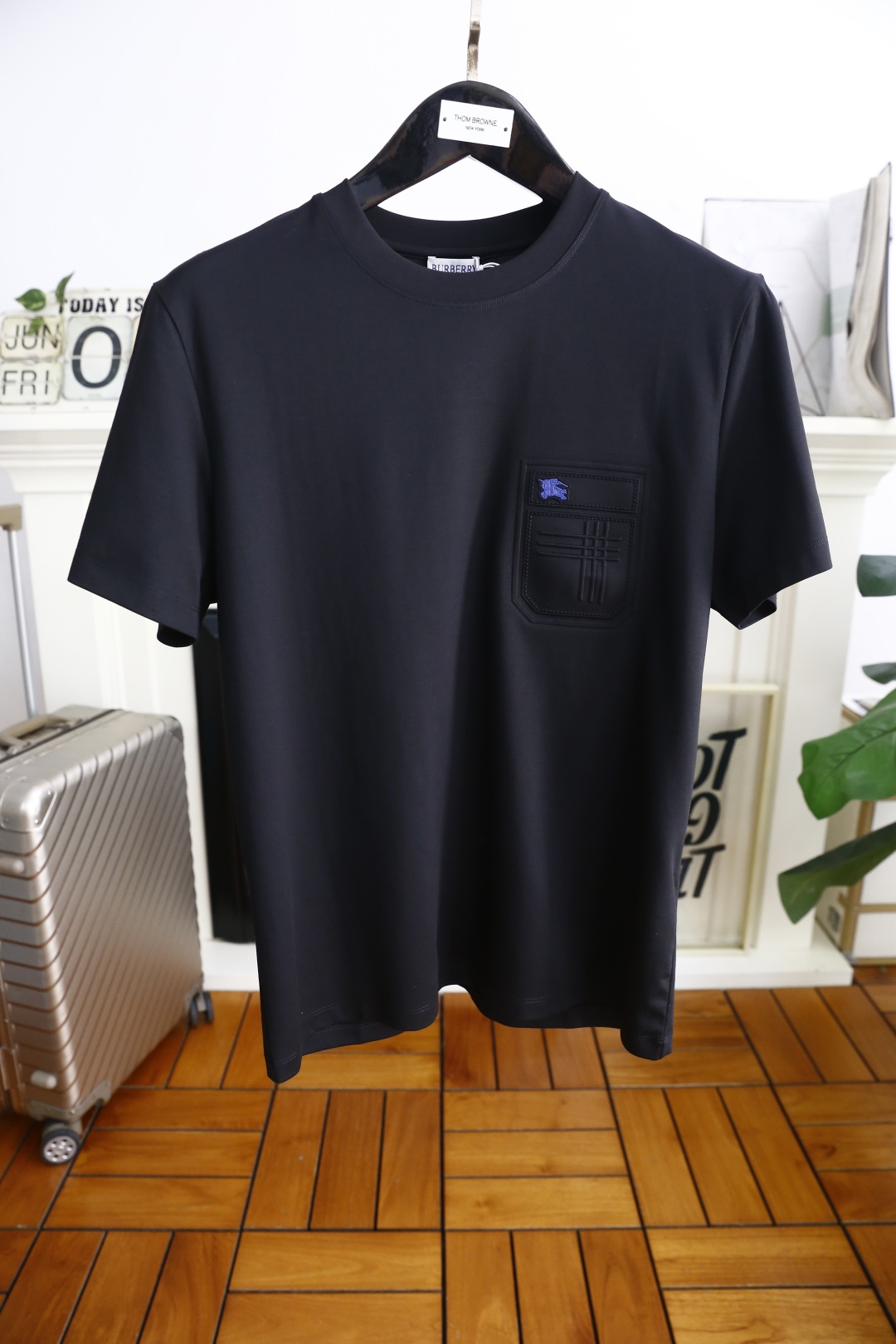 NO:453922,Burberry/Burbe*ry. 25Bur summer new product men's round neck short sleeves market with the highest version of the chest brand Zhanma LOGO logo on the upper body to experience the youthfulness and fashion sense brought by this design!  The overall style is fashionable and trendy, using comfortable mercerized cotton fabric, soft, skin-friendly and breathable, and has a very crisp and drooping feeling. The upper body is fashionable and fashionable, and it is a must-have item in summer!  Complete three standards!  Counter size S-4XL, shipped the next day!  ,burberry,burberry,T-shirt,alexander wang19860909巴宝丽/Burbe*ry. 25Bur夏季新品男士圆领短袖市场最高版本胸前品牌战马LOGO标识标注上身就能体会这款设计带来的年轻与时尚感！整体时尚而有潮流,采用舒适丝光棉面料 柔软亲肤透气 ,又有很好的挺括 垂感 上身时尚潮流色系,夏季必备单品！三标齐全！专柜尺码S-4XL,隔天出货！,,burberry,burberry,T-shirt,alexander wang,Men's clothing