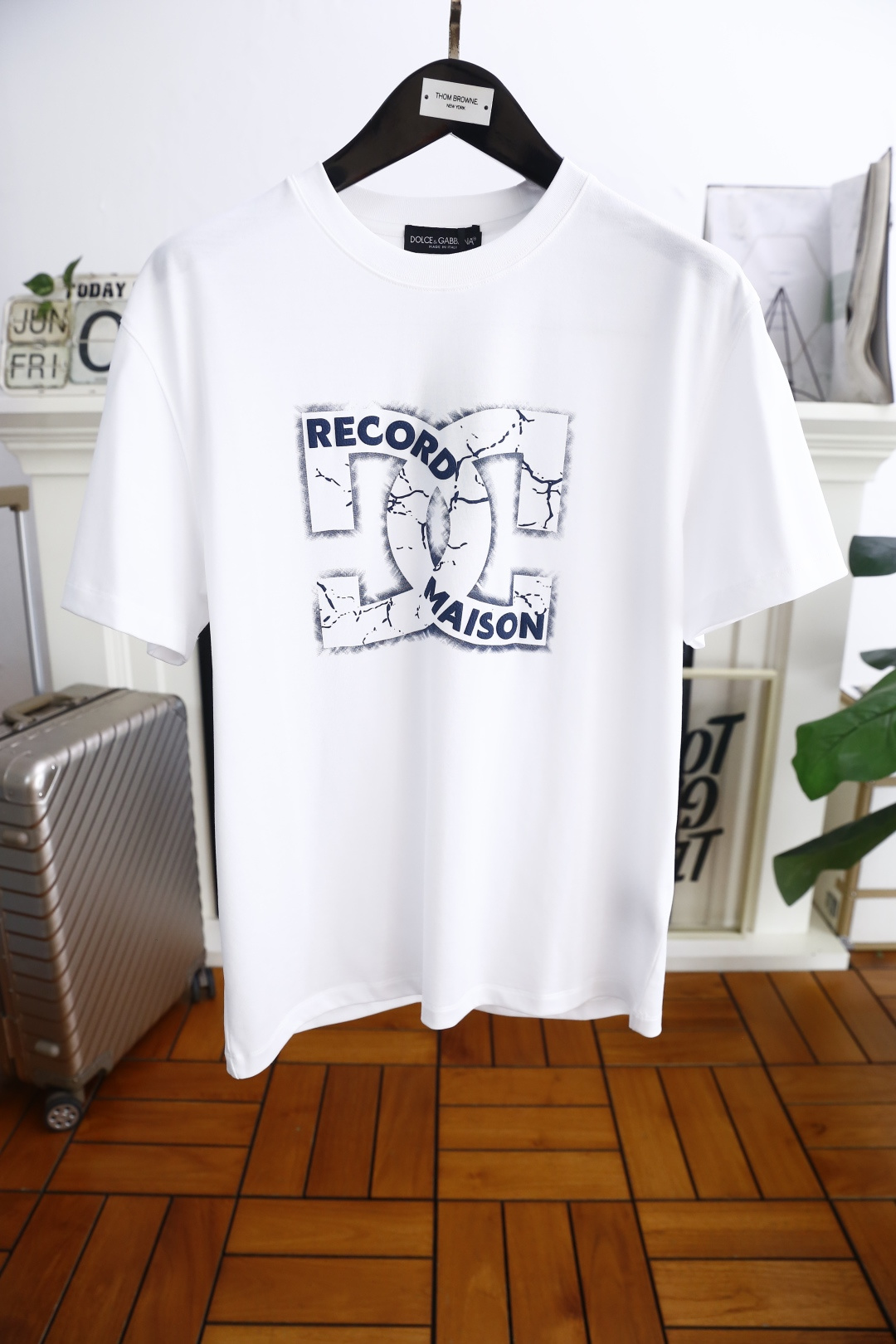 NO:453912,Dolce & Gabbana. The new summer product overseas version of men's round neck short sleeves with classic custom letters LOGO logo on the chest and you can appreciate the youthfulness and fashion sense brought by this design!  The overall style is fashionable and trendy, using comfortable and breathable cotton fabric, soft, skin-friendly and breathable, and has a very crisp and crisp drooping feeling. The upper body is fashionable and fashionable colors, a must-have item for trendy men!  Counter size S-4XL, shipped the next day!  ,Dolce & Gabbana,T-shirt,alexander wang19860909杜嘉班纳. 夏季新品海外版本男士圆领短袖胸前经典定制字母LOGO标识标注上身就能体会这款设计带来的年轻与时尚感！整体时尚而有潮流,采用舒适透气棉面料 柔软亲肤透气 ,又有很好的挺括 垂感 上身时尚潮流色系,潮男必备单品！专柜尺码S-4XL,隔天出货！,,Dolce&Gabbana,T-shirt,alexander wang,Men's clothing