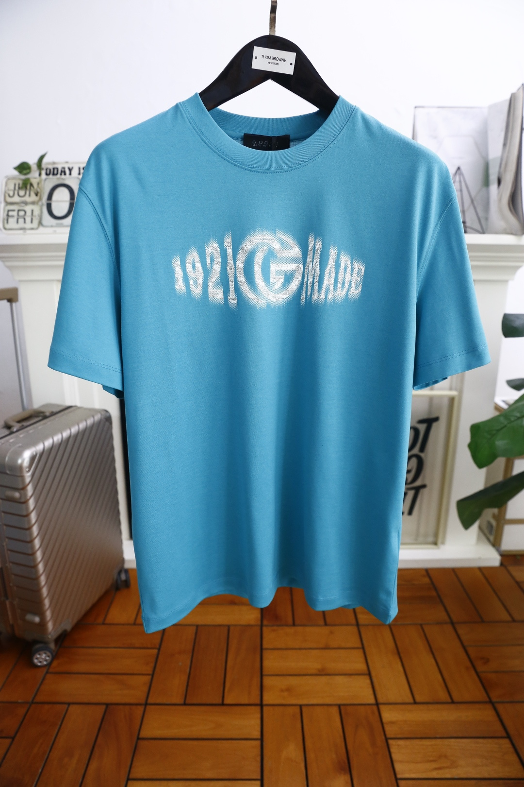 NO:453907,Gucci/Gu*ci. New summer model!  Fashionable men's casual round neck short-sleeved fashion item design, more fashionable and comfortable, high-standard customization, very stylish on the upper body, luxurious classic brand letter LOGO pattern Customer-supplied auxiliary materials, comfortable custom cotton fabric with very delicate texture, exquisite details and exquisite craftsmanship, extremely shaping item, can be matched with any fashion, super good style, a must-have item for trendy men. Counter size: S-4XL, shipped the next day!  ,gucci,T-shirt,alexander wang19860909古驰/Gu*ci. 夏季新款！时尚男士休闲圆领短袖时尚单品设计,更加时尚舒适,高标准定制,上身非常有型,奢华经典品牌字母LOGO 图案 客供辅料,采用舒适定制棉面料质感非常细腻,细节工艺精湛考究,塑造性极高的一款单品,任何时装都可以搭配,版型超级好 潮男必备单品 专柜尺码:S-4XL,隔天出货！,,gucci,T-shirt,alexander wang,Men's clothing