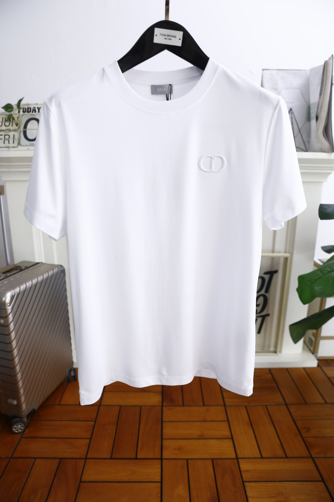 NO:452402,Dior/Christian D*or. The new summer product of men's round neck short sleeves on the chest, the luxury brand LOGO logo on the upper body can be appreciated by the youthfulness and fashion sense brought by this design!  The overall style is fashionable and trendy, using comfortable and breathable cotton fabric, soft, skin-friendly and breathable, and has a very crisp and crisp drooping feeling. The upper body is fashionable and fashionable colors, a must-have item for trendy men!  Counter size 48-56, shipped the next day!  ,dior,T-shirt,alexander wang19860909迪奥/Christian D*or. 夏季新品男士圆领短袖胸前奢华品牌LOGO标识标注上身就能体会这款设计带来的年轻与时尚感！整体时尚而有潮流,采用舒适透气棉面料 柔软亲肤透气 ,又有很好的挺括 垂感 上身时尚潮流色系,潮男必备单品！专柜尺码48-56,隔天出货！,,dior,T-shirt,alexander wang,Men's clothing