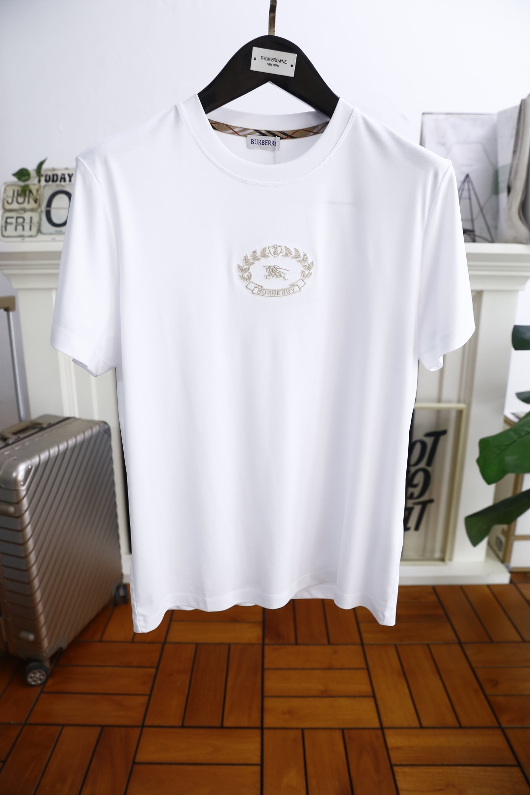 NO:452408,Burberry/Burbe*ry. 25Bur summer new product men's round neck short sleeves market with the highest version of the chest brand Zhanma LOGO logo on the upper body to experience the youthfulness and fashion sense brought by this design!  The overall style is fashionable and trendy, using comfortable mercerized cotton fabric, soft, skin-friendly and breathable, and has a very crisp and drooping feeling. The upper body is fashionable and fashionable, and it is a must-have item in summer!  Complete three standards!  Counter size M-3XL, shipped the next day!  ,burberry,burberry,T-shirt,alexander wang19860909巴宝丽/Burbe*ry. 25Bur夏季新品男士圆领短袖市场最高版本胸前品牌战马LOGO标识标注上身就能体会这款设计带来的年轻与时尚感！整体时尚而有潮流,采用舒适丝光棉面料 柔软亲肤透气 ,又有很好的挺括 垂感 上身时尚潮流色系,夏季必备单品！三标齐全！专柜尺码M-3XL,隔天出货！,,burberry,burberry,T-shirt,alexander wang,Men's clothing