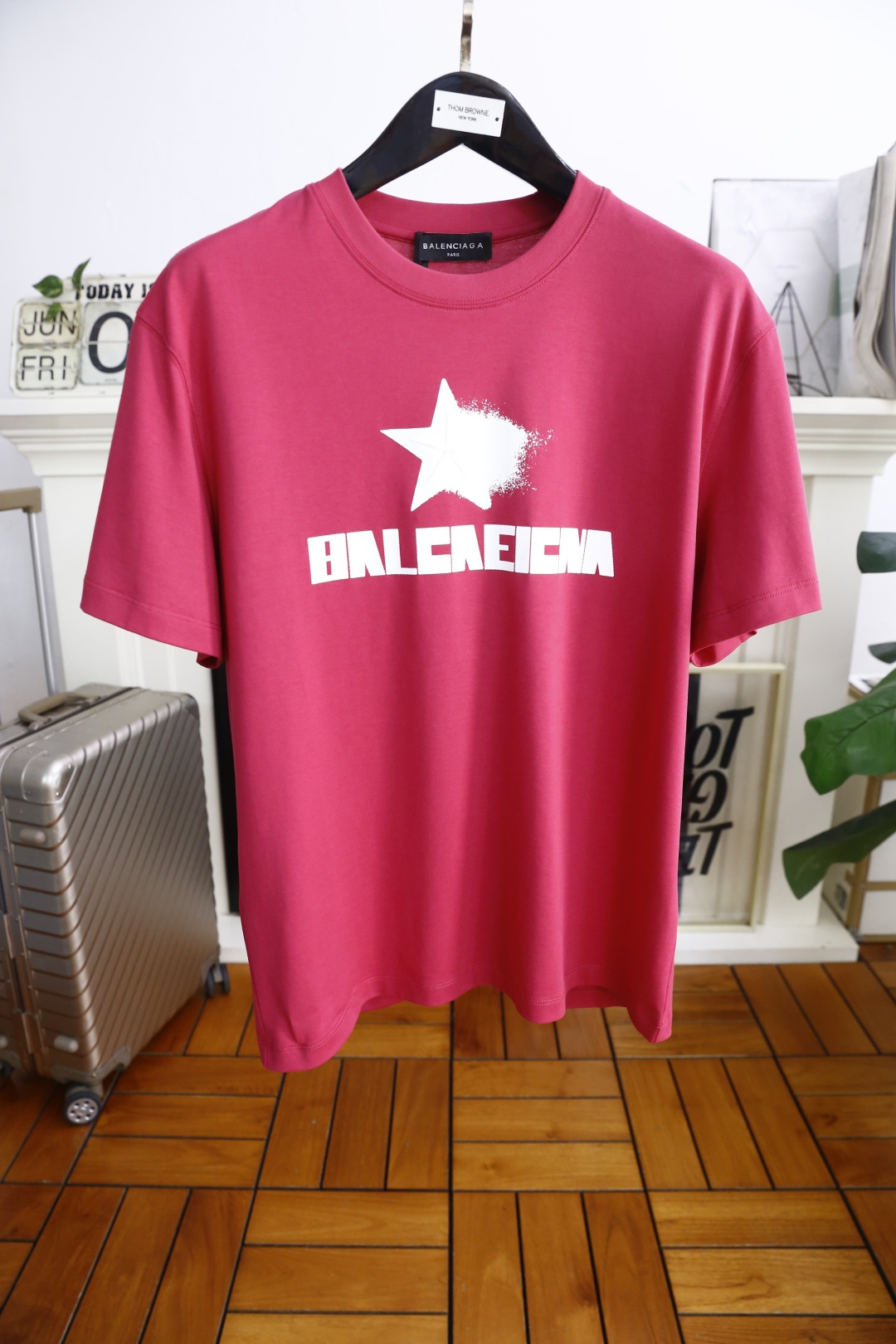 NO:453935,Balenciaga. 25 new summer products!  Fashionable men's round neck loose short sleeves!  Customized comfortable breathable fabrics are premium and refreshing!  !  Luxurious classic brand letter logo design!  The perfect combination of fashion and comfort. Choose high-quality fabrics to make it soft and comfortable, skin-friendly and breathable, and wear without any irritation!  The iconic logo highlights your personality and taste. The fabric is comfortable to wear and not easily deformed!  A must-have item for trendy men!  Counter size S-4XL, shipped the next day!  ,balenciaga,T-shirt,alexander wang19860909巴黎世家. 25夏季新品！时尚男士圆领宽松短袖！定制舒适透气面料高级清爽！！奢华经典品牌字母logo设计！时尚与舒适的完美结合.选用优质面料材质柔软舒适,亲肤透气穿着无刺激！标志性logo彰显您的个性和品味.面料穿着舒适不易变形！潮男必备单品！专柜尺码S-4XL,隔天出货！,,balenciaga,T-shirt,alexander wang,Men's clothing