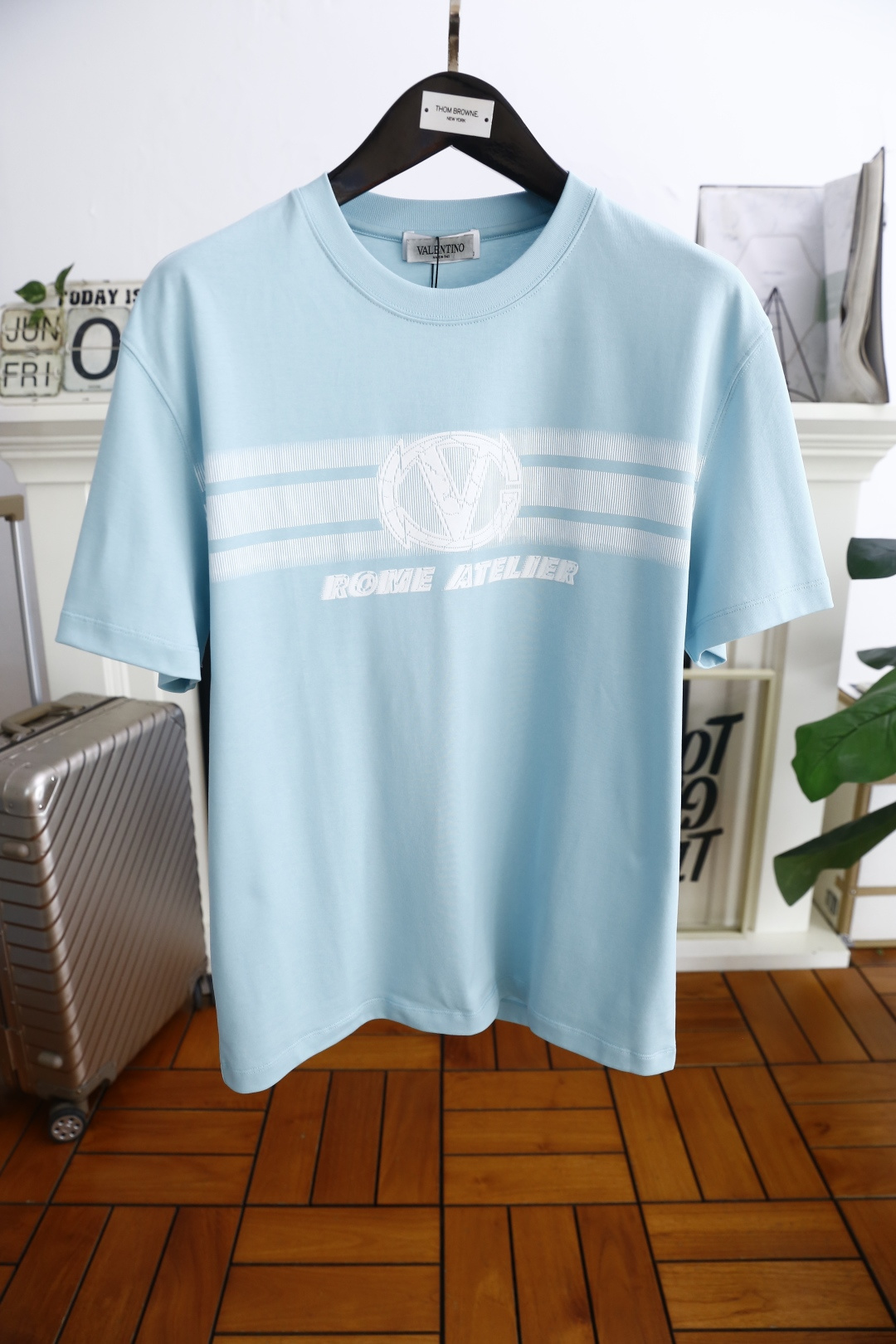 NO:453945,Valentino. New summer style for men's casual round neck short sleeves!  Luxury classic brand customized LOGO design!  High-end customization, high-version, fashionable and versatile!  It is made of comfortable and breathable mercerized cotton fabric, which feels super soft and delicate, and is comfortable to wear. High-end boutique. The fine OEM factory makes it very good. A must-have item for men!  Size M-4XL, shipped the next day!  , valentino, T-shirt,alexander wang19860909华伦天奴. 夏季新款男士休闲圆领短袖！奢华经典品牌定制LOGO设计！高端定制 高版本 时尚百搭爆款！采用舒适透气丝光棉面料手感超柔软细腻 穿着亲肤舒适 高端精品 代工厂精细做上身非常赞 男士必备单品！尺码M-4XL,隔天出货！,,valentino,T-shirt,alexander wang,Men's clothing