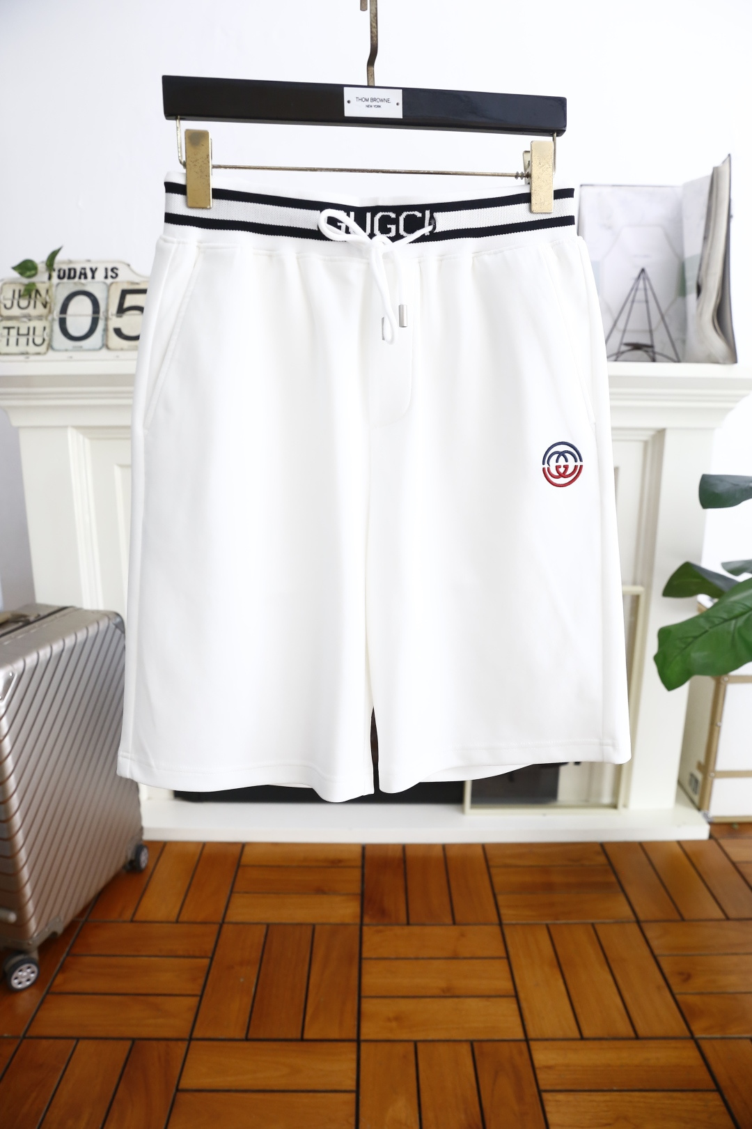 NO:453957,Gucci/Gu*ci. New summer products! Fashionable original single men's versatile elastic waist shorts are made of comfortable fabrics and skin-friendly and excellent luxury classic brand original logo design. Taste and value are shared. They are very comfortable to wear, low-key and luxurious. They are very classy when worn. There is no need to say much about the trouser style and cutting. The upper body is exquisite and vivid. Really first-class and top-quality materials. The true palace-level casual shorts. The upper body is absolutely stylish and extremely luxurious. Full of personality, atmospheric and versatile, a must-have when going out! Size 48-58, shipped the next day! ,gucci,shorts,alexander wang19860909古驰/Gu*ci. 夏季新品！时尚原單男士百搭松紧腰短裤采用舒适面料亲肤感极佳奢华经典品牌原版logo设计 品味与价值共享 身穿着非常舒适 低调不失奢华 穿出去非常有档次 裤型款式和裁剪亦无需多言 上身精致跃然.真正一等一顶级质料 真正殿堂级的休闲短裤 上身绝对的有型 极度奢华 个性十足,大气且百搭,出街必备！尺码48-58,隔天出货！,,gucci,shorts,alexander wang,Men's clothing