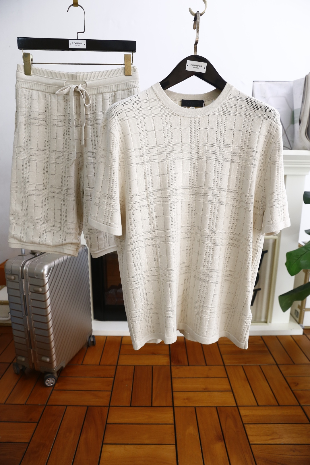 NO:453930,Jenny*/Zeg*a. 25 new summer fashion men's round neck short-sleeved suit casual classic style. Overseas counter synchronizes luxury high-end top comfortable and breathable fabrics for anyone to drive easily. Soft and comfortable and stylish hands, sweat-absorbing and breathable, luxurious classic jacquard craft element design!  Orders from foreign trade companies, produced by domestic first-tier OEM factories, customized high-density fabrics, luxurious classic designs, and fashion essentials!  Highly recommended to purchase!  Counter size M-2XL, shipped the next day!  ,zegna,T-shirt,alexander wang19860909杰尼*/Zeg*a. 25夏季新品时尚男士圆领短袖套装休闲经典款式 海外专柜同步 奢华高级顶级舒适透气面料任何人都可以轻松驾驶 手软舒适有型 吸汗透气 ,奢华经典提花工艺元素设计！外贸公司订单,国内一线代工厂出品,订制高密度面料,奢华经典设计,时尚必备单品！强烈推荐购入！专柜尺码M-2XL,隔天出货！,,zegna,T-shirt,alexander wang,Men's clothing