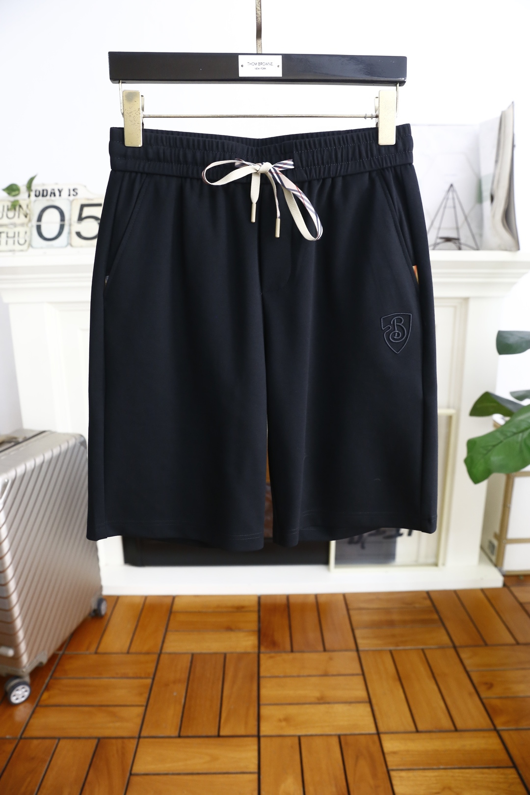 NO:453967,Burbe*ry. New fashion casual shorts for men in summer!  Classic and versatile style, no too much decoration, main fabric and style, elastic waist, insert pockets on both sides of the lap, luxury classic brand embroidery LOGO as the highlight of details. The fabric is made of top-grade comfortable fabric, moderate thickness, skin-friendly on the upper body, breathable, and has a good sense of crispness. Orders of the full quality!  Counter sizes 48-58, shipped the next day!  ,burberry,burberry,shorts,alexander wang19860909巴宝丽/Burbe*ry. 夏季男士新品时尚休闲短裤！经典百搭的款式 没有过多的装饰 主打面料与版型 松紧腰两侧插袋设计奢华经典品牌绣花LOGO作为细节亮点 面料采用顶级舒适面料,厚度适中,上身亲肤 透气,能有很好的挺括感 全品相的订单！专柜尺码48-58,隔天出货！,,burberry,burberry,shorts,alexander wang,Men's clothing