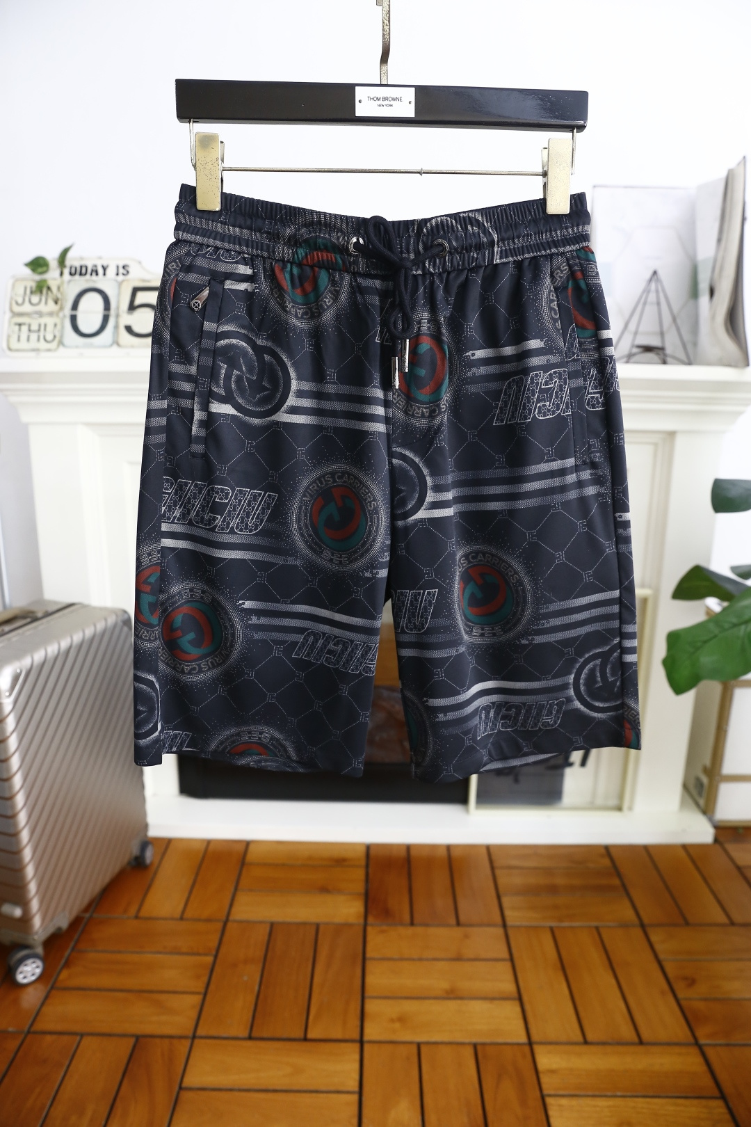 NO:453972,Gucci/Gu*ci.ss summer new product men's original single shorts fashionable casual beach pants luxury classic brand logo design using comfortable quick-drying fabric!  Share taste and value. It is very comfortable to wear, low-key and luxurious. It is very classy when worn. There is no need to say much about the pants style and cutting. The upper body is exquisite and vivid. It is truly first-class and top-quality. The real palace-level casual shorts. The upper body is absolutely stylish and extremely luxurious. It is full of personality, atmospheric and versatile. It is a must-have when going out!  Size 29-36, shipped the next day!  ,gucci,shorts,alexander wang19860909古驰/Gu*ci. ss夏季新品男士原单短裤时尚休闲沙滩裤奢华经典品牌logo设计 采用舒适速干面料！品味与价值共享 身穿着非常舒适 低调不失奢华 穿出去非常有档次 裤型款式和裁剪亦无需多言 上身精致跃然.真正一等一顶级质料 真正殿堂级的休闲短裤 上身绝对的有型 极度奢华 个性十足,大气且百搭,出街必备！尺码29-36,隔天出货！,,gucci,shorts,alexander wang,Men's clothing