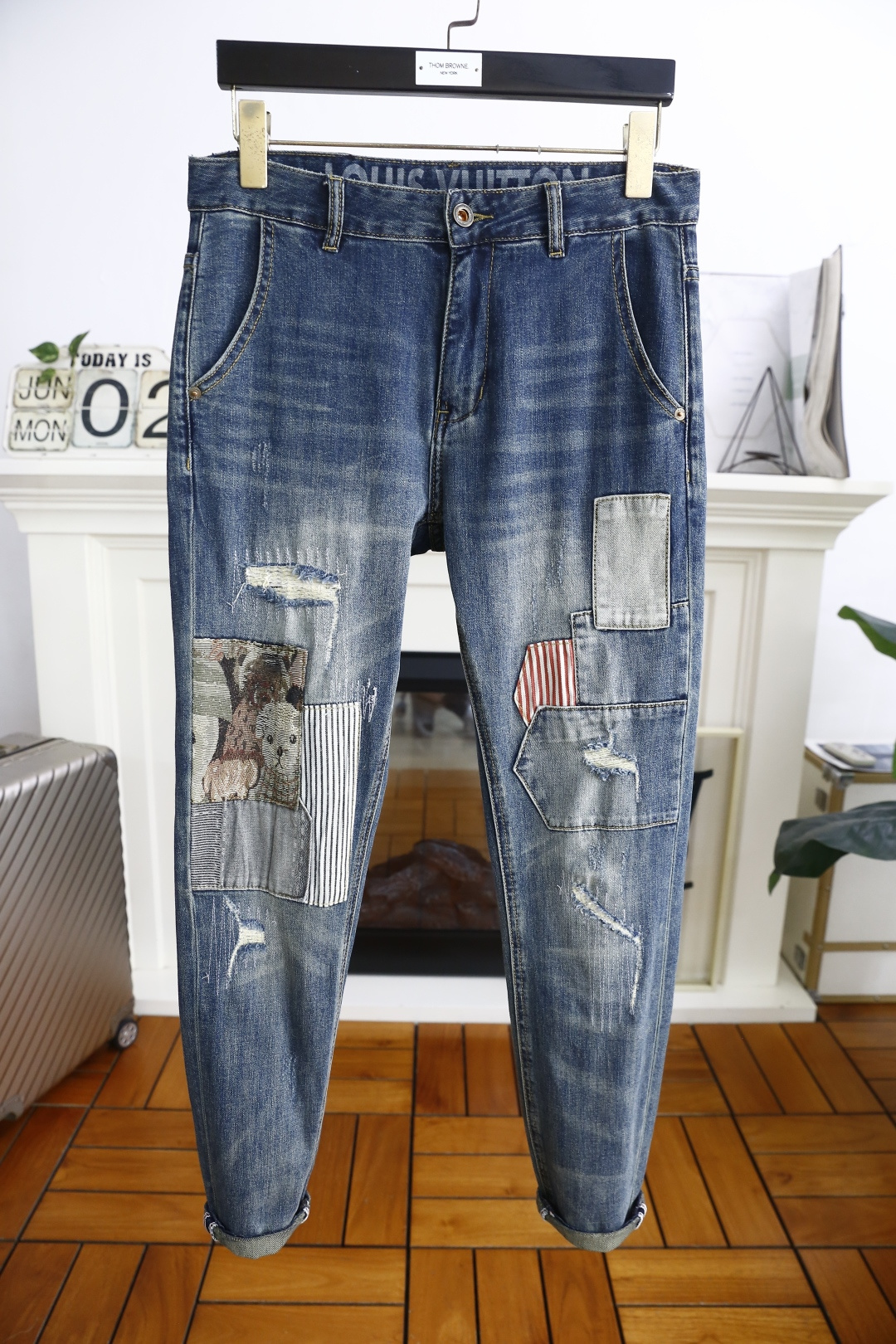 NO:453938,Louis Vuit*/Louis Vuit*on. New in summer!  Fashionable men's summer thin ripped jeans are made of customer-supplied wash stretch jeans!  The luxury classic brand letter logo highlights the brand characteristics, and fashion trends have therefore become one of the biggest selling points and are extremely cost-effective. There is no confusion or trouble of color conflict. Such a rich high-end jeans are absolutely fashionable, casual and versatile!  A must-have for trendy men!  Counter size 29-38, no 35/37!  Shipping the next day!  ,,louis vuitton,louis vuitton,jeans,alexander wang19860909路易威*/Louis Vuit*on. 夏季新品！时尚男士夏季薄款破洞牛仔裤采用客供水洗弹力牛仔裤！奢华经典品牌字母Logo标志彰显品牌特征,时尚潮流因此已成为最大卖点之一而性价比又极高,没有颜色冲突的困惑或困扰,这么一款丰富内练高端牛仔裤,绝对时尚休闲百搭款！潮男必备！专柜尺码29-38,没35/37！隔天出货！,,louis vuitton,louis vuitton,jeans,alexander wang,Men's clothing