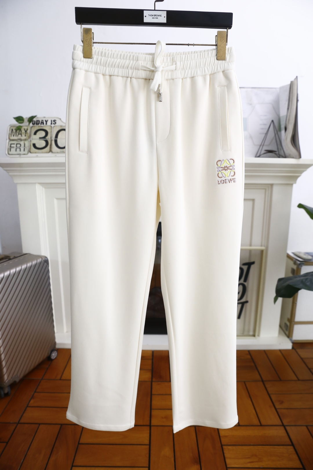 NO:453947,Luo Yiwei. 25 new summer fashion men's thin casual pants!  It uses imported comfortable and breathable cotton fabric, with a luxury brand original letter LOGO design, and the upper body is casual and comfortable!  Elastic waist casual and versatile style without restraint!  The same product for overseas European counters, the upper body is fashionable and sporty, very low-key and luxurious!  The stitching of the turner is delicate and strong!  Perfect three-dimensional tailoring, highly recommend buying the product!  Complete three standards!  Counter size 48-56, shipped the next day!  ,loewe,alexander wang19860909罗意威. 25夏季新品时尚男士薄款休闲裤！采用进口舒适透气棉面料,奢华品牌原版字母LOGO设计 上身随意舒服！松紧腰休闲百搭款无束缚感！海外欧洲专柜同品,上身时尚运动显时尚,很低调且不失奢华品味！车工缝线细致而强悍！完美立体剪裁,强烈推荐购入货色！三标齐全！专柜尺码48-56,隔天出货！,,loewe,alexander wang,Men's clothing