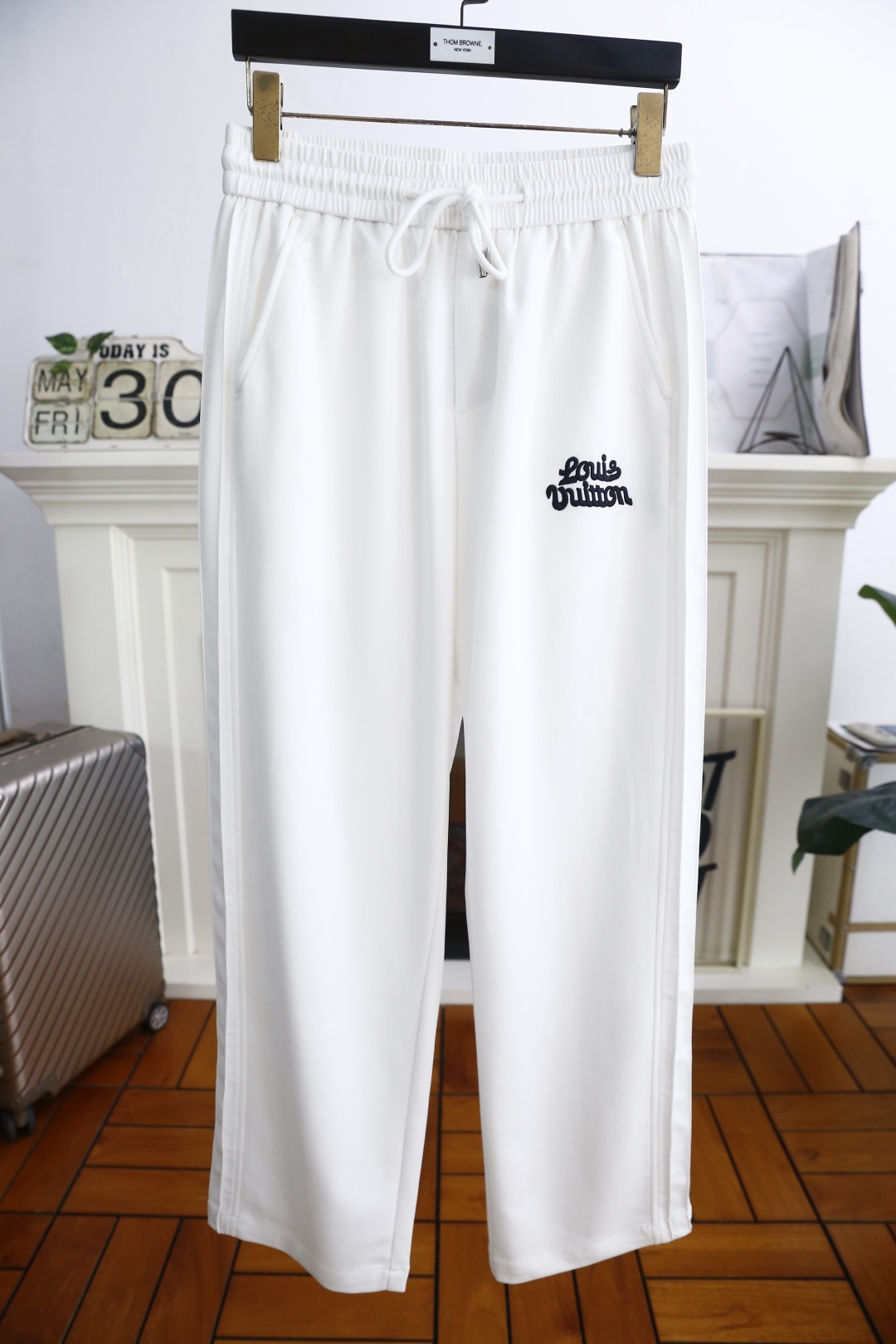 NO:453952,Louis Vuit*/Louis Vuit*on. 25 new summer fashion men's thin casual pants!  It uses imported comfortable and breathable cotton fabric, with a luxury brand original letter LOGO design, and the upper body is casual and comfortable!  Elastic waist casual and versatile style without restraint!  The same product for overseas European counters, the upper body is fashionable and sporty, very low-key and luxurious!  The stitching of the turner is delicate and strong!  Perfect three-dimensional tailoring, highly recommend buying the product!  Complete three standards!  Counter size 48-56, shipped the next day!  ,,louis vuitton,louis vuitton,alexander wang19860909路易威*/Louis Vuit*on. 25夏季新品时尚男士薄款休闲裤！采用进口舒适透气棉面料,奢华品牌原版字母LOGO设计 上身随意舒服！松紧腰休闲百搭款无束缚感！海外欧洲专柜同品,上身时尚运动显时尚,很低调且不失奢华品味！车工缝线细致而强悍！完美立体剪裁,强烈推荐购入货色！三标齐全！专柜尺码48-56,隔天出货！,,louis vuitton,louis vuitton,alexander wang,Men's clothing