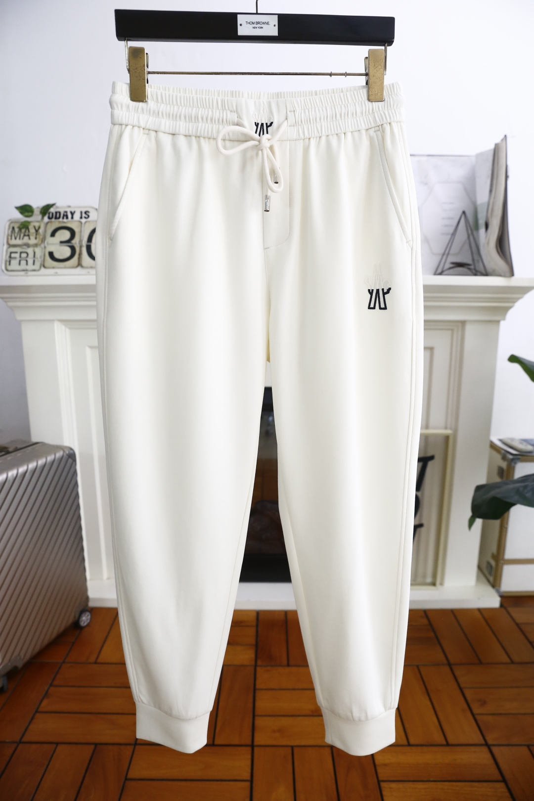 NO:453943,Mon*ler. 25 new summer fashion men's casual pants!  It uses imported comfortable and breathable fabrics, and the luxury brand's classic original letter LOGO design, which is casual and comfortable on the upper body!  Elastic waist and close the casual combination without restraint!  The same product for overseas European counters, the upper body is fashionable and sporty, very low-key and luxurious!  The stitching of the turner is delicate and strong!  Perfect three-dimensional tailoring, highly recommend buying the product!  Complete three standards!  Counter size 48-56, shipped the next day!  ,Moncler,alexander wang19860909蒙口/Mon*ler. 25夏季新品时尚男士休闲裤！采用进口舒适透气面料,奢华品牌经典原版字母LOGO设计 上身随意舒服！松紧腰收口休闲搭配无束缚感！海外欧洲专柜同品,上身时尚运动显时尚,很低调且不失奢华品味！车工缝线细致而强悍！完美立体剪裁,强烈推荐购入货色！三标齐全！专柜尺码48-56,隔天出货！,,Moncler,alexander wang,Men's clothing