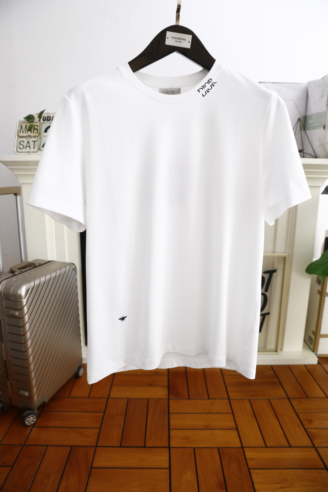 NO:453940,Dior/Christian D*or. New summer model!  Fashionable and casual round neck short-sleeved fashion item design, more fashionable and comfortable, high-standard customization, very stylish upper body, luxurious and classic LOGO pattern on the chest, customer-supplied auxiliary materials, imported high-end custom fabrics with very delicate texture, exquisite details and exquisite craftsmanship, extremely shaping item, can be matched with any fashion, super good style, a must-have item for trendy men. Counter code: M-4XL, shipped the next day!  ,dior,T-shirt,alexander wang19860909迪奥/Christian D*or. 夏季新款！时尚休闲圆领短袖时尚单品设计,更加时尚舒适,高标准定制,上身非常有型,胸前奢华经典LOGO图案 客供辅料,客供进口高档定制面料质感非常细腻,细节工艺精湛考究,塑造性极高的一款单品,任何时装都可以搭配,版型超级好 潮男必备单品 专柜码:M-4XL,隔天出货！,,dior,T-shirt,alexander wang,Men's clothing