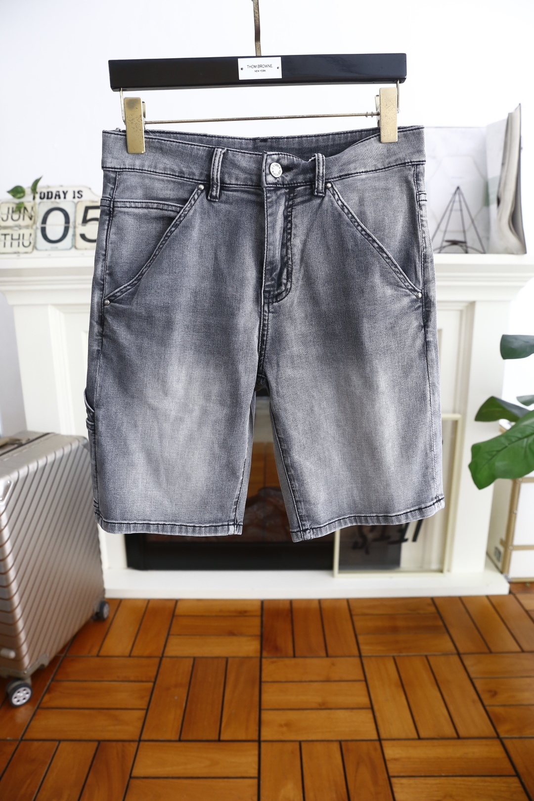 NO:452456,Louis Vuit*/Louis Vuit*on. The new summer men's denim shorts are perfectly wrapped inside, fashionable and classic brand custom pattern design, exquisite hardware accessories embellishment, the details are considered in full detail, the workmanship is really exquisite, the wiring is fine and symmetrical, there is no unnecessary thread head, the customer supply counter is comfortable washing denim fabric, soft and comfortable, and enjoys texture. The accessories are complete, comparable to any version in the market, and the upper body effect is excellent!  Size 29-36, shipped the next day!  ,,louis vuitton,louis vuitton,shorts,alexander wang19860909路易威*/Louis Vuit*on. 夏季新款男士牛仔短裤内里完美包边,时尚经典品牌定制图案设计 精美五金配件点缀 在细节上考虑的面面俱到 做工真的极其精湛 走线细密匀称 毫无多余线头,客供专柜舒适洗水牛仔面料,柔软舒适,质感享受.辅料齐全,媲美市场任何版本,上身效果超赞！尺码29-36,隔天出货！,,louis vuitton,louis vuitton,shorts,alexander wang,Men's clothing