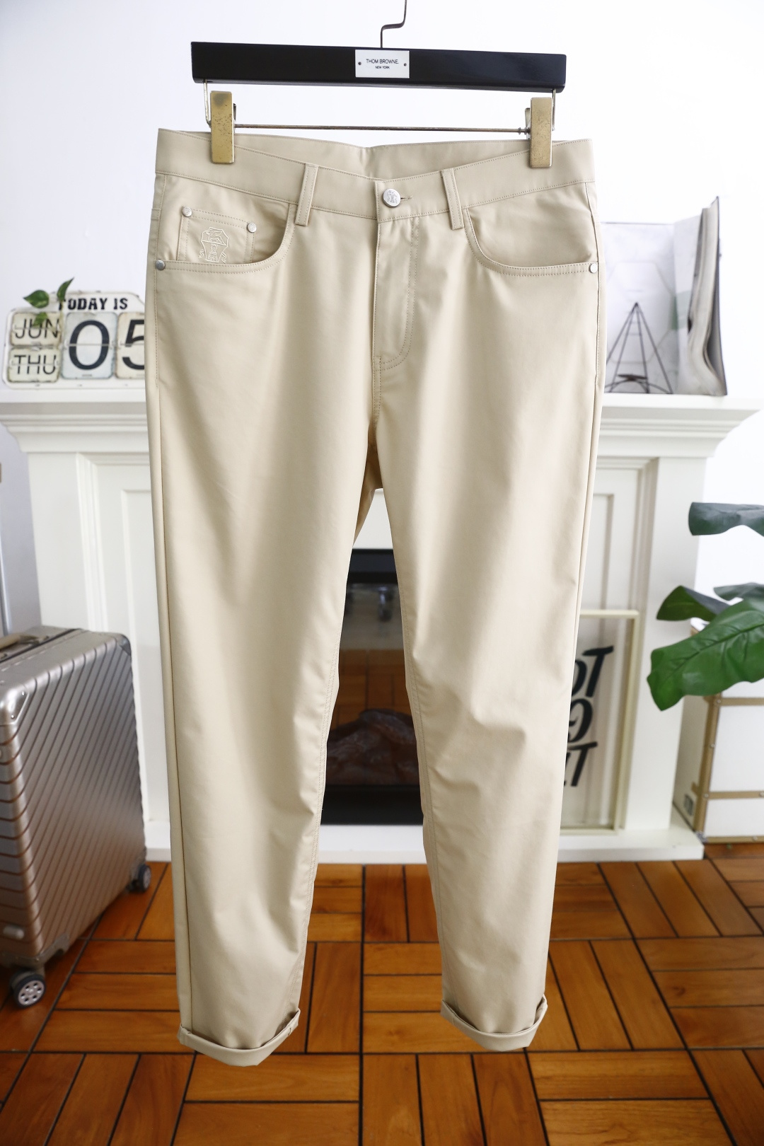 NO:452414,Brunello Cucinelli. New summer fashion product for men's casual trousers!  Use comfortable and breathable fabric, luxurious and classic brand original LOGO design, the upper body is casual and comfortable!  No sense of restraint!  The same product for overseas European counters, the upper body is fashionable and sporty, very low-key and luxurious!  The stitching of the turner is delicate and strong!  Perfect three-dimensional tailoring, highly recommend buying the product!  Counter size: 30-38, no 35/37!  Shipping the next day!  brunello cucinelli alexander wang19860909Brunello Cucinelli. 夏季时尚新品男士休闲西裤！采用舒适透气面料,奢华经典品牌原版LOGO设计 上身随意舒服！无束缚感！海外欧洲专柜同品,上身时尚运动显时尚,很低调且不失奢华品味！车工缝线细致而强悍！完美立体剪裁,强烈推荐购入货色！专柜尺码:30-38,无35/37！隔天出货！,,brunello cucinelli,alexander wang,Men's clothing