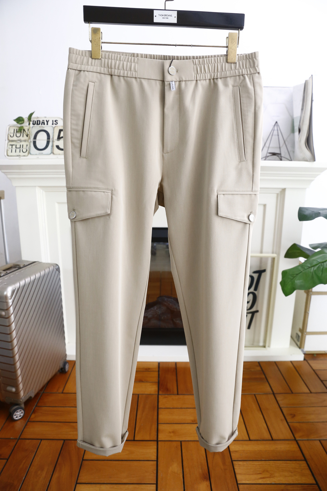 NO:452420,Kiton. 25 new summer products!  Fashionable men's thin versatile elastic waist casual pants!  Comfortable and breathable fabric!  It adopts unique three-dimensional cutting, simple and atmospheric, classic double pockets versatile, the brand's original hardware LOGO letter design is suitable for men of different ages to collide with the mix of styles, creating a surprising visual impact, outdoor travel!  A must-have for trendy men!  Size 48-58, shipped the next day!  ,alexander wang19860909kiton. 25夏季新品！时尚男士薄款百搭松紧腰休闲裤！采用舒适透气面料！采用别出心裁的立体裁剪,简约大气,经典双口袋百搭,品牌原版五金LOGO字母设计适合不同年龄层次的男性在款式的混搭上碰撞出来令人惊喜的视觉冲击感,户外出行！潮男必备！尺码48-58,隔天出货！,,alexander wang,Men's clothing