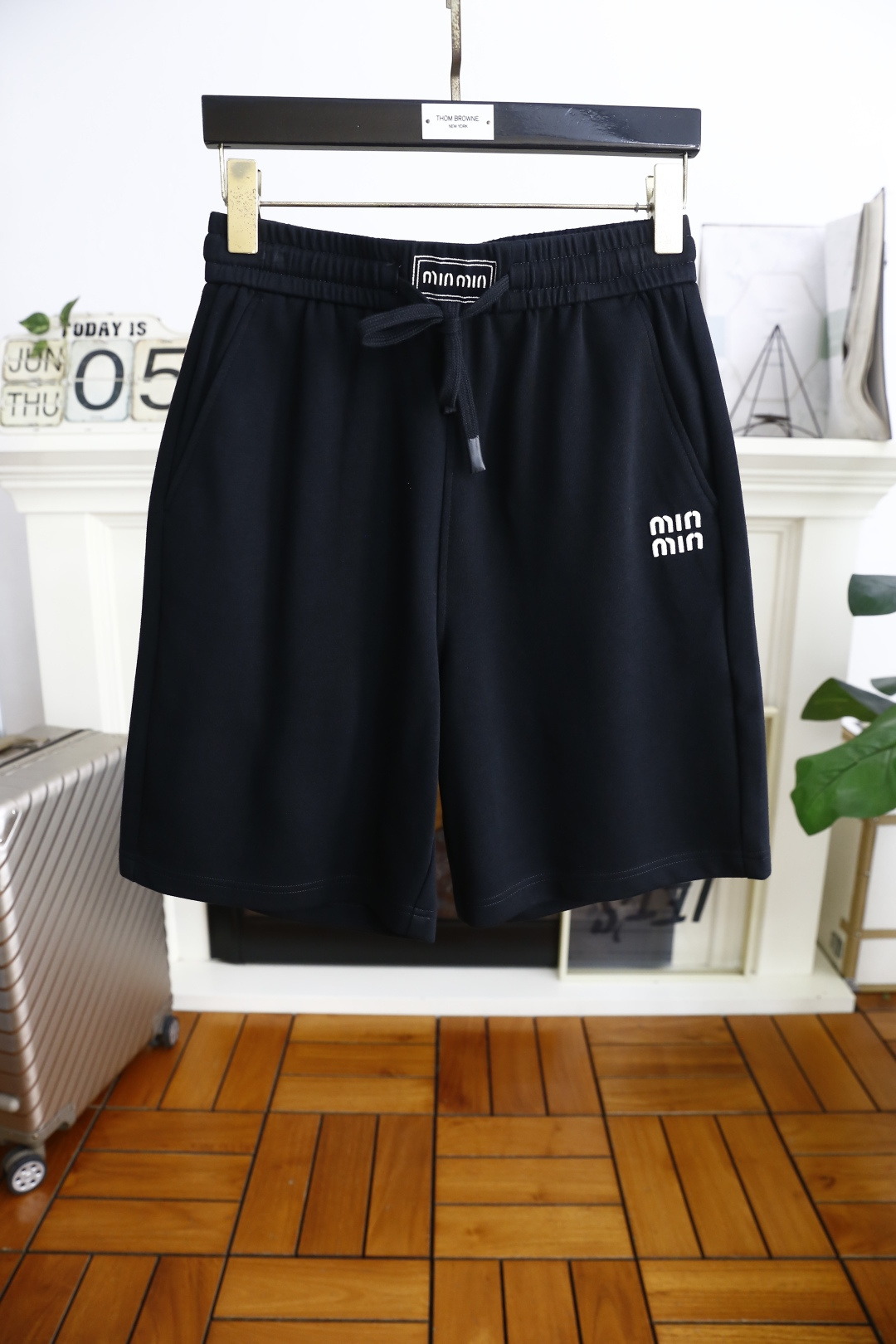 NO:452450,MIUMIU. New fashion casual shorts for men in summer!  Classic and versatile styles, no too much decoration, main fabric and style, elastic waist, insert pockets on both sides of the luxury classic brand letter LOGO as the highlight of details. The fabric is made of top-quality comfortable fabric, moderate thickness, skin-friendly on the upper body, breathable, and has a good sense of crispness. Orders of the full quality!  Counter sizes 48-58, shipped the next day!  ,miumiu,shorts,alexander wang19860909MIUMIU. 夏季男士新品时尚休闲短裤！经典百搭的款式 没有过多的装饰 主打面料与版型 松紧腰两侧插袋设计奢华经典品牌字母LOGO作为细节亮点 面料采用顶级舒适面料,厚度适中,上身亲肤 透气,能有很好的挺括感 全品相的订单！专柜尺码48-58,隔天出货！,,miumiu,shorts,alexander wang,Men's clothing