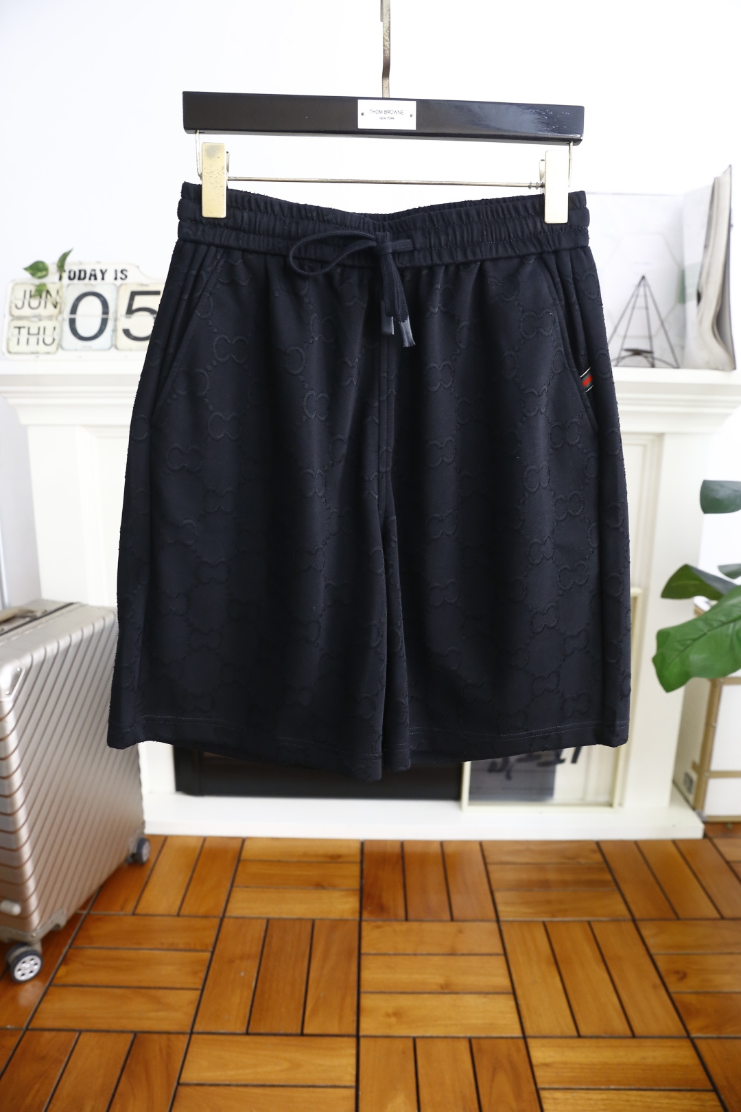 NO:452444,Gucci/Gu*ci. New summer products!  Fashionable men's versatile elastic waist shorts are made of comfortable fabrics and skin-friendly and excellent luxury classic custom letter logo design. Taste and value are shared. They are very comfortable to wear. Low-key and luxurious. They are very classy when worn. There is no need to say much about the trouser style and cutting. The upper body is exquisite and vivid. Really first-class and top-quality materials. Really palace-level casual shorts. The upper body is absolutely stylish and extremely luxurious. Full of personality, atmospheric and versatile, a must-have when going out!  Size 48-58, shipped the next day!  , gucci, shorts, alexander wang19860909古驰/Gu*ci. 夏季新品！时尚男士百搭松紧腰短裤采用舒适面料亲肤感极佳奢华经典定制字母logo设计 品味与价值共享 身穿着非常舒适 低调不失奢华 穿出去非常有档次 裤型款式和裁剪亦无需多言 上身精致跃然.真正一等一顶级质料 真正殿堂级的休闲短裤 上身绝对的有型 极度奢华 个性十足,大气且百搭,出街必备！尺码48-58,隔天出货！,,gucci,shorts,alexander wang,Men's clothing