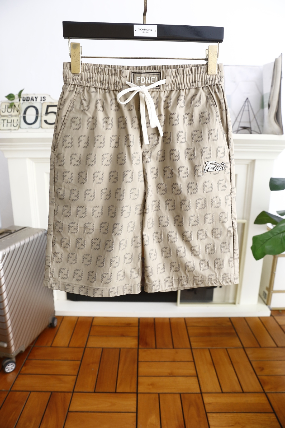 NO:452438,Fendi/Fe*di.ss Summer new product men's original single shorts fashionable casual beach pants luxury classic brand logo design using comfortable quick-drying fabric!  Share taste and value. It is very comfortable to wear, low-key and luxurious. It is very classy when worn. There is no need to say much about the trouser style and cutting. The upper body is exquisite and vivid. It is truly first-class and top-quality. It is a real palace-level casual shorts. The upper body is absolutely stylish and extremely luxurious. It is full of personality, atmospheric and versatile. It is a must-have when going out!  Size 48-58, shipped the next day!  ,fendi,shorts,alexander wang19860909芬迪/Fe*di. ss夏季新品男士原单短裤时尚休闲沙滩裤奢华经典品牌logo设计 采用舒适速干面料！品味与价值共享 身穿着非常舒适 低调不失奢华 穿出去非常有档次 裤型款式和裁剪亦无需多言 上身精致跃然.真正一等一顶级质料 真正殿堂级的休闲短裤 上身绝对的有型 极度奢华 个性十足,大气且百搭,出街必备！尺码48-58,隔天出货！,,fendi,shorts,alexander wang,Men's clothing