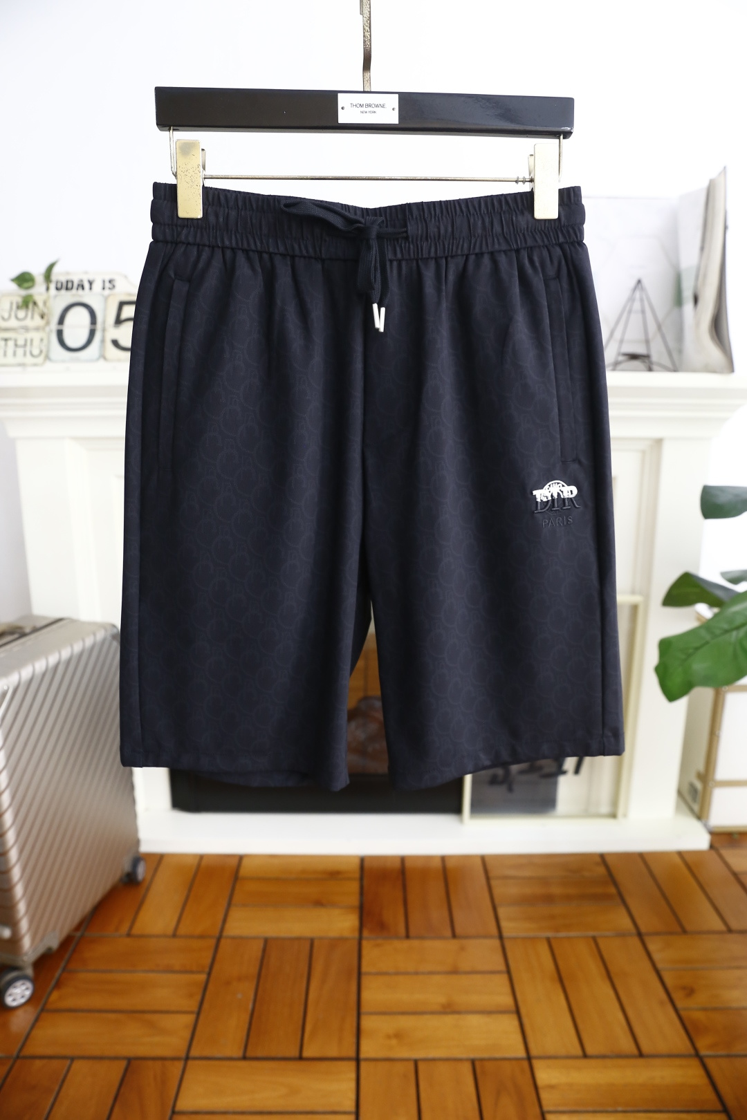 NO:452432,Dior/Christian D*or. ss summer new product men's original single shorts fashionable casual beach pants luxury classic brand logo design using comfortable quick-drying fabric!  Share taste and value. It is very comfortable to wear, low-key and luxurious. It is very classy when worn. There is no need to say much about the pants style and cutting. The upper body is exquisite and vivid. It is truly first-class and top-quality. The real palace-level casual shorts. The upper body is absolutely stylish and extremely luxurious. It is full of personality, atmospheric and versatile. It is a must-have when going out!  Size 48-58, shipped the next day!  ,dior,shorts,alexander wang19860909迪奥/Christian D*or. ss夏季新品男士原单短裤时尚休闲沙滩裤奢华经典品牌logo设计 采用舒适速干面料！品味与价值共享 身穿着非常舒适 低调不失奢华 穿出去非常有档次 裤型款式和裁剪亦无需多言 上身精致跃然.真正一等一顶级质料 真正殿堂级的休闲短裤 上身绝对的有型 极度奢华 个性十足,大气且百搭,出街必备！尺码48-58,隔天出货！,,dior,shorts,alexander wang,Men's clothing