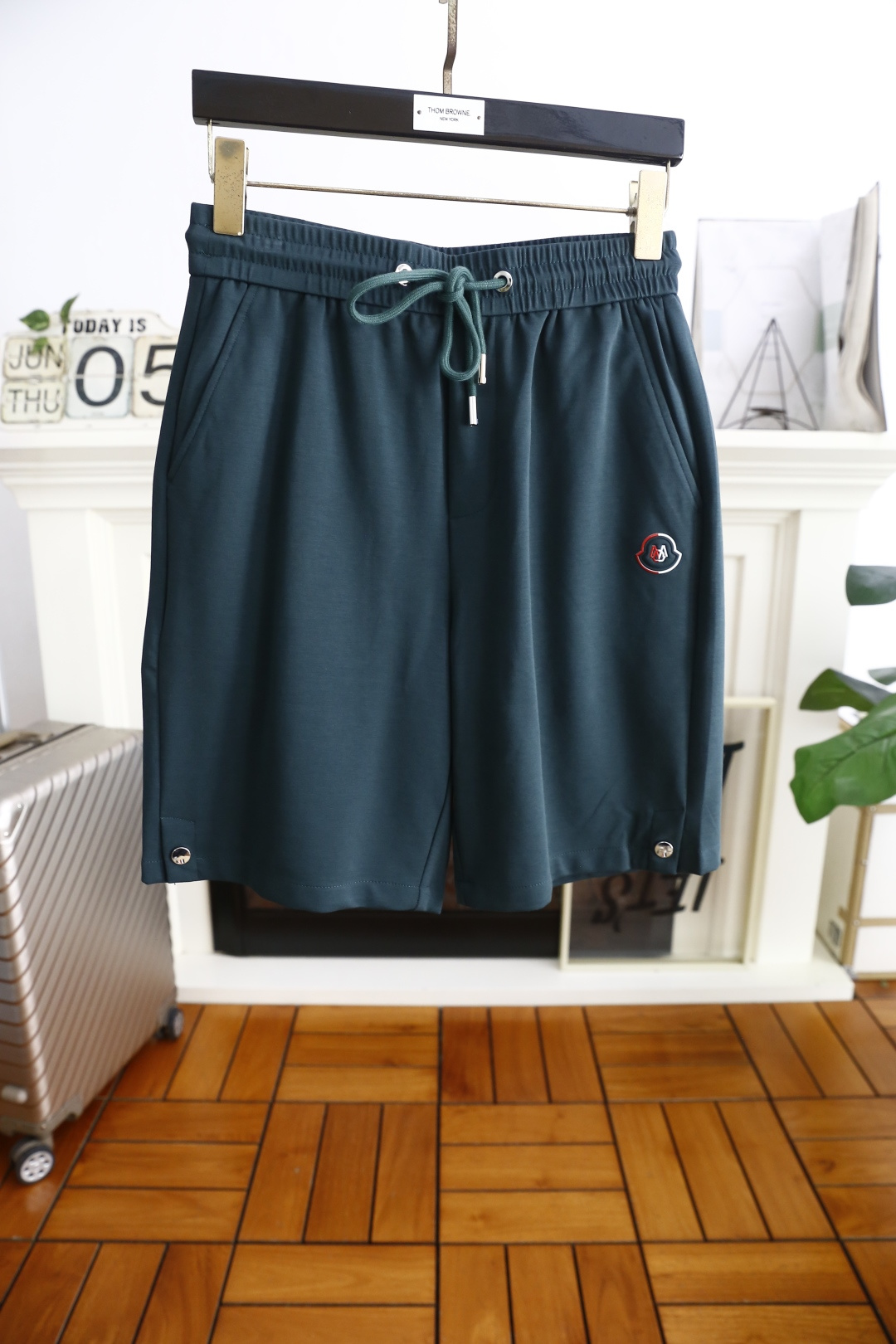 NO:452426,Mon*ler. New fashion casual shorts for men in summer!  Classic and versatile styles, no too much decoration, main fabric and style, elastic waist, insert pockets on both sides of the luxury classic brand logo as the highlight of details. The fabric is made of top-quality comfortable fabric, moderate thickness, skin-friendly on the upper body, breathable, and has a good sense of crispness. Orders of the full quality!  Counter sizes 48-58, shipped the next day!  , Moncler, shorts, alexander wang19860909蒙口/Mon*ler. 夏季男士新品时尚休闲短裤！经典百搭的款式 没有过多的装饰 主打面料与版型 松紧腰两侧插袋设计奢华经典品牌LOGO作为细节亮点 面料采用顶级舒适面料,厚度适中,上身亲肤 透气,能有很好的挺括感 全品相的订单！专柜尺码48-58,隔天出货！,,Moncler,shorts,alexander wang,Men's clothing