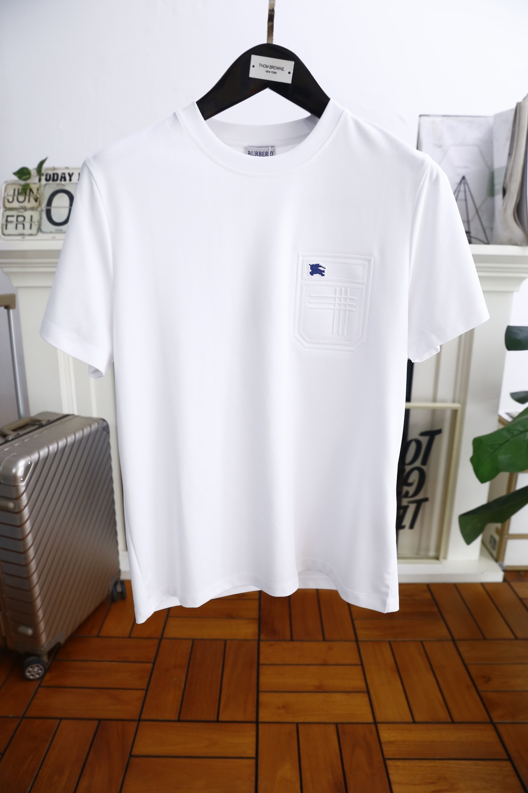 NO:452416,Burberry/Burbe*ry. 25Bur summer new product men's round neck short sleeves market with the highest version of the chest brand Zhanma LOGO logo marked on the upper body to experience the youthfulness and fashion sense brought by this design!  The overall style is fashionable and trendy, using comfortable mercerized cotton fabric, soft, skin-friendly and breathable, and has a very crisp and drooping feeling. The upper body is fashionable and fashionable, and it is a must-have item in summer!  Complete three standards!  Counter size M-3XL, shipped the next day!  ,burberry,burberry,T-shirt,alexander wang19860909巴宝丽/Burbe*ry. 25Bur夏季新品男士圆领短袖市场最高版本胸前品牌战马LOGO标识标注上身就能体会这款设计带来的年轻与时尚感！整体时尚而有潮流,采用舒适丝光棉面料 柔软亲肤透气 ,又有很好的挺括 垂感 上身时尚潮流色系,夏季必备单品！三标齐全！专柜尺码M-3XL,隔天出货！,,burberry,burberry,T-shirt,alexander wang,Men's clothing