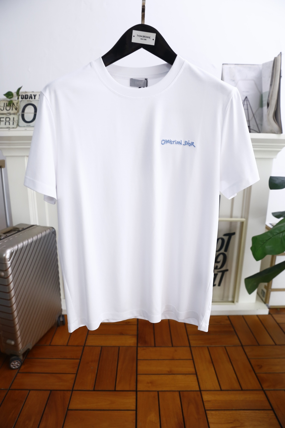 NO:452422,Dior/Christian D*or. The new summer products of men's round neck short sleeves, luxury brand letters LOGO logo on the chest, you can appreciate the youthfulness and fashion sense brought by this design!  The overall style is fashionable and trendy, using comfortable and breathable cotton fabric, soft, skin-friendly and breathable, and has a very crisp and crisp drooping feeling. The upper body is fashionable and fashionable colors, a must-have item for trendy men!  Complete three standards!  Counter size 48-56, shipped the next day!  ,dior,T-shirt,alexander wang19860909迪奥/Christian D*or. 夏季新品男士圆领短袖胸前奢华品牌字母LOGO标识标注上身就能体会这款设计带来的年轻与时尚感！整体时尚而有潮流,采用舒适透气棉面料 柔软亲肤透气 ,又有很好的挺括 垂感 上身时尚潮流色系,潮男必备单品！三标齐全！专柜尺码48-56,隔天出货！,,dior,T-shirt,alexander wang,Men's clothing