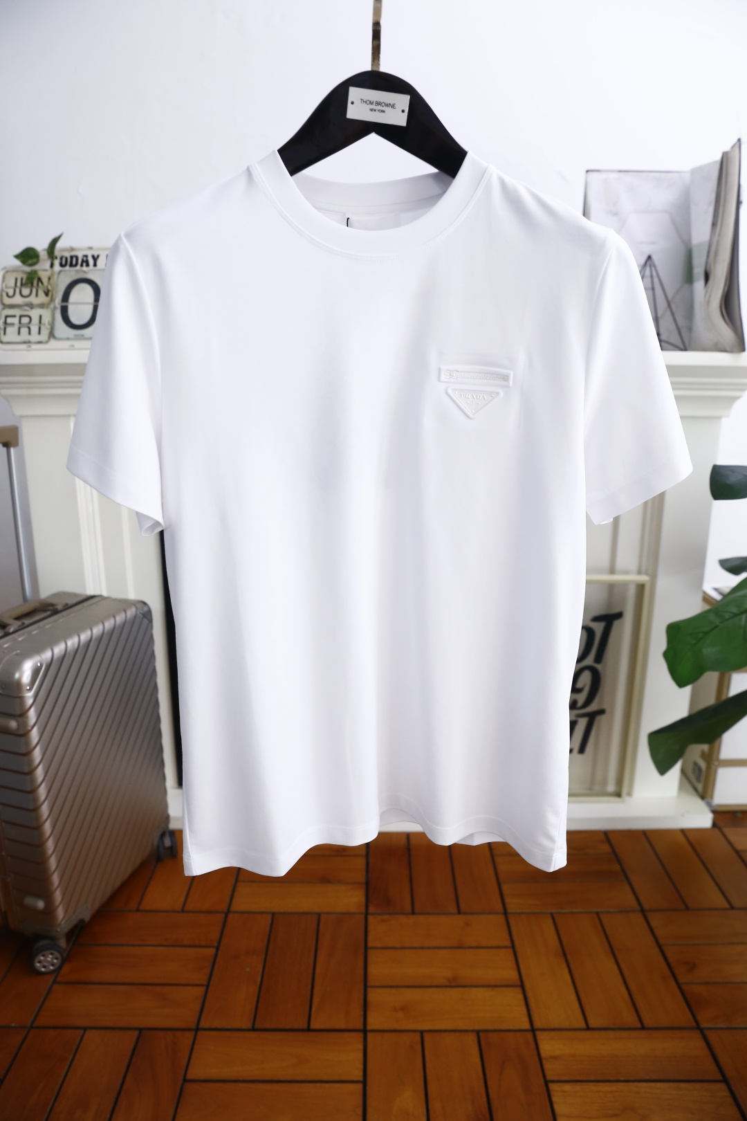 NO:452428,Pula*/Pr*da. New summer style!  Fashionable men's casual round neck short-sleeved fashion item design, more fashionable and comfortable, high-standard customization, very stylish on the upper body, luxury brand original triangle logo letter LOGO pattern on the chest, customer-supplied auxiliary materials, customer-supplied imported high-end comfortable cotton fabric with very delicate texture, exquisite details and exquisite craftsmanship, extremely shaping item, can be matched with any fashion, super good style, a must-have item for trendy men!  Complete three standards!  Counter size: M-3XL, shipped the next day!  ,,prada,T-shirt,alexander wang19860909普拉*/Pr*da. 夏季新款！时尚男士休闲圆领短袖时尚单品设计,更加时尚舒适,高标准定制,上身非常有型,胸前奢华品牌原版三角标字母LOGO 图案 客供辅料,客供进口高档舒适棉面料质感非常细腻,细节工艺精湛考究,塑造性极高的一款单品,任何时装都可以搭配,版型超级好 潮男必备单品！三标齐全！专柜尺码:M-3XL,隔天出货！,,prada,T-shirt,alexander wang,Men's clothing