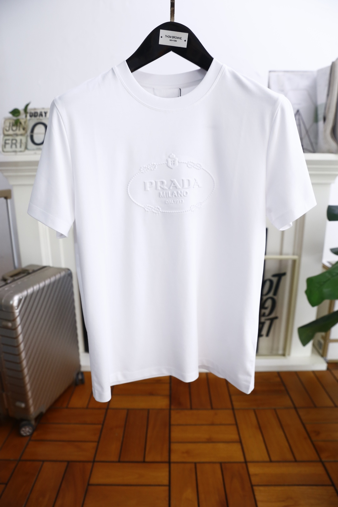 NO:452434,Pula*/Pr*da. New summer style!  Fashionable men's casual round neck short-sleeved fashion item design, more fashionable and comfortable, high-standard customization, very stylish upper body, luxury brand original letter LOGO pattern on the chest, customer-supplied auxiliary materials, customer-supplied imported high-end comfortable cotton fabric with very delicate texture, exquisite details and exquisite craftsmanship, extremely shaping item, can be matched with any fashion, super good style, a must-have item for trendy men!  Complete three standards!  Counter size: M-3XL, shipped the next day!  ,,prada,T-shirt,alexander wang19860909普拉*/Pr*da. 夏季新款！时尚男士休闲圆领短袖时尚单品设计,更加时尚舒适,高标准定制,上身非常有型,胸前奢华品牌原版字母LOGO 图案 客供辅料,客供进口高档舒适棉面料质感非常细腻,细节工艺精湛考究,塑造性极高的一款单品,任何时装都可以搭配,版型超级好 潮男必备单品！三标齐全！专柜尺码:M-3XL,隔天出货！,,prada,T-shirt,alexander wang,Men's clothing