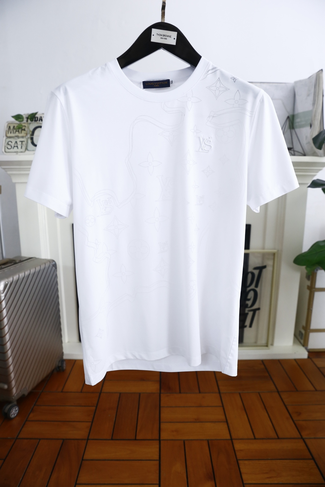 NO:452410,Louis Vuit*/Louis Vuit*on. New summer style!  Fashionable and casual round neck short-sleeved fashion item design, more fashionable and comfortable, high-standard customization, very stylish upper body, luxury classic brand custom LOGO pattern Customer-supplied auxiliary materials, customer-supplied imported comfortable cotton cover wire fabric with very delicate texture, exquisite details and exquisite craftsmanship, extremely shaping item, can be matched with any fashion, super good style, a must-have item for trendy men. Counter code: M-3XL, shipped the next day!  ,,louis vuitton,louis vuitton,T-shirt,alexander wang19860909路易威*/Louis Vuit*on. 夏季新款！时尚休闲圆领短袖时尚单品设计,更加时尚舒适,高标准定制,上身非常有型,奢华经典品牌定制LOGO图案 客供辅料,客供进口舒适棉盖丝面料质感非常细腻,细节工艺精湛考究,塑造性极高的一款单品,任何时装都可以搭配,版型超级好 潮男必备单品 专柜码:M-3XL,隔天出货！,,louis vuitton,louis vuitton,T-shirt,alexander wang,Men's clothing