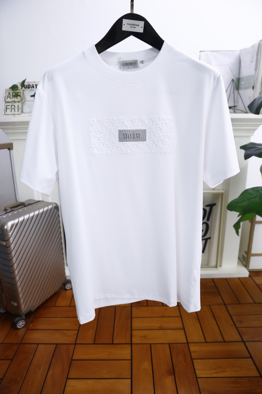 NO:452404,Dior/Christian Di*r. New summer model!  Fashionable and casual round neck short-sleeved fashion item design, more fashionable and comfortable, high-standard customization, very stylish upper body, luxurious classic brand letter LOGO pattern on the chest, customer-supplied auxiliary materials, customer-supplied imported high-end mercerized cotton fabric with very delicate texture, exquisite details and exquisite craftsmanship, extremely shaping item, can be matched with any fashion, super good style, a must-have item for trendy men. Counter code: M-3XL, shipped the next day!  ,dior,T-shirt,alexander wang19860909迪奥/Christian Di*r. 夏季新款！时尚休闲圆领短袖时尚单品设计,更加时尚舒适,高标准定制,上身非常有型,胸前奢华经典品牌字母LOGO图案 客供辅料,客供进口高档丝光棉面料质感非常细腻,细节工艺精湛考究,塑造性极高的一款单品,任何时装都可以搭配,版型超级好 潮男必备单品 专柜码:M-3XL,隔天出货！,,dior,T-shirt,alexander wang,Men's clothing