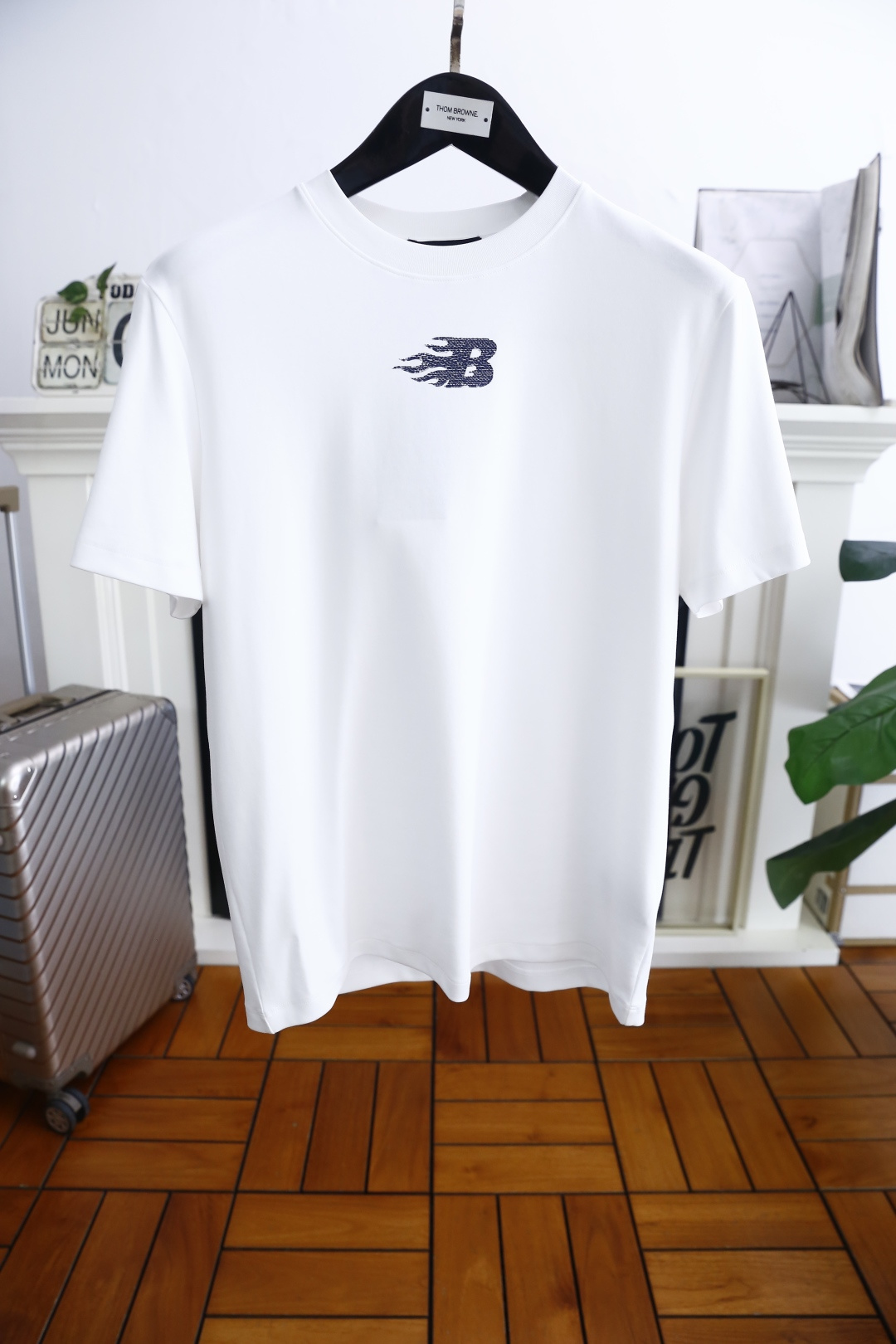 NO:452448,Balenciaga. New summer fashion men's versatile round neck short sleeves are made of custom comfortable breathable fabric premium and refreshing!  !  Luxurious classic letter logo design!  The perfect combination of fashion and comfort. Choose high-quality fabrics to make it soft and comfortable, skin-friendly and breathable, and wear without any irritation!  The iconic logo highlights your personality and taste. The fabric is comfortable to wear and not easily deformed!  A must-have item for trendy men!  Counter size M-4XL, shipped the next day!  ,balenciaga,T-shirt,alexander wang19860909巴黎世家. 夏季新款时尚男士百搭圆领短袖采用定制舒适透气面料高级清爽！！奢华经典字母logo设计！时尚与舒适的完美结合.选用优质面料材质柔软舒适,亲肤透气穿着无刺激！标志性logo彰显您的个性和品味.面料穿着舒适不易变形！潮男必备单品！专柜尺码M-4XL,隔天出货！,,balenciaga,T-shirt,alexander wang,Men's clothing