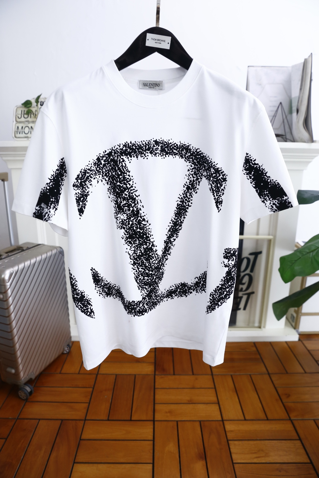 NO:452436,Valentino. New summer style for men's casual round neck short sleeves!  Luxury classic brand customized LOGO design!  High-end customization, high-version, fashionable and versatile!  It is made of comfortable and breathable mercerized cotton fabric, which feels super soft and delicate, and is comfortable to wear. High-end boutique. The fine OEM factory makes it very good. A must-have item for men!  Size M-4XL, shipped the next day!  , valentino, T-shirt,alexander wang19860909华伦天奴. 夏季新款男士休闲圆领短袖！奢华经典品牌定制LOGO设计！高端定制 高版本 时尚百搭爆款！采用舒适透气丝光棉面料手感超柔软细腻 穿着亲肤舒适 高端精品 代工厂精细做上身非常赞 男士必备单品！尺码M-4XL,隔天出货！,,valentino,T-shirt,alexander wang,Men's clothing