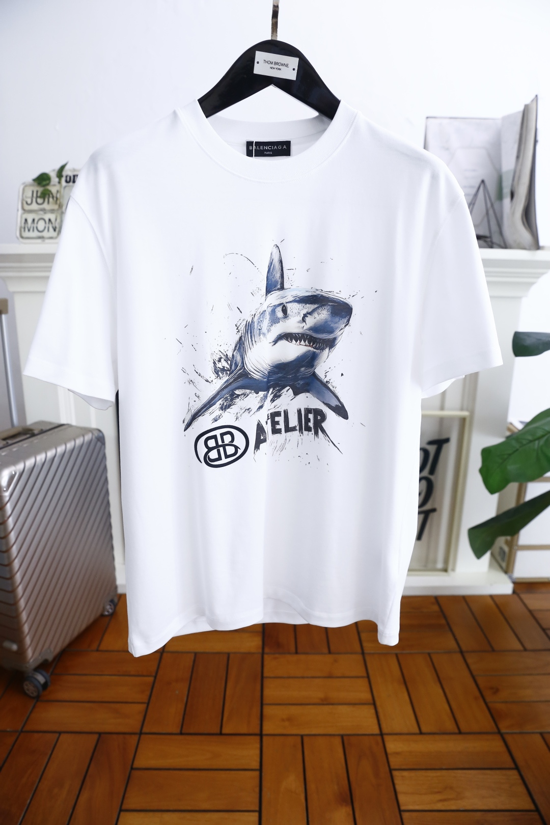 NO:452442,Balenciaga. 25 new summer products!  Fashionable men's round neck loose short sleeves!  The overseas version uses customized comfortable and breathable fabrics, premium and refreshing!  !  Luxurious classic logo design!  The perfect combination of fashion and comfort. Choose high-quality fabrics to make it soft and comfortable, skin-friendly and breathable, and wear without any irritation!  The iconic logo highlights your personality and taste. The fabric is comfortable to wear and not easily deformed!  A must-have item for trendy men!  Counter size S-4XL, shipped the next day!  ,balenciaga,T-shirt,alexander wang19860909巴黎世家. 25夏季新品！时尚男士圆领宽松短袖！海外版本采用定制舒适透气面料高级清爽！！奢华经典logo设计！时尚与舒适的完美结合.选用优质面料材质柔软舒适,亲肤透气穿着无刺激！标志性logo彰显您的个性和品味.面料穿着舒适不易变形！潮男必备单品！专柜尺码S-4XL,隔天出货！,,balenciaga,T-shirt,alexander wang,Men's clothing