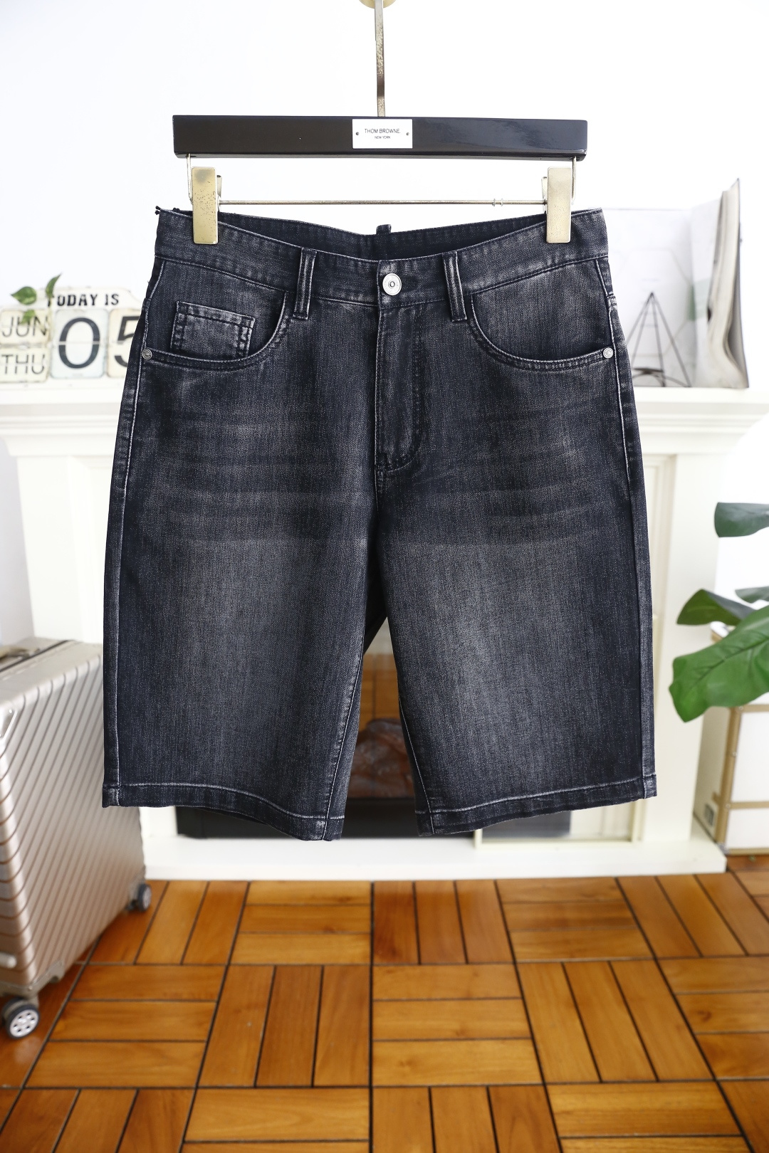 NO:452412,Luo Yiwei.ss summer new product!  Fashionable men's versatile denim shorts luxury brand classic LOGO design uses comfortable washing denim fabric high-end customization, soft touch, fashionable luxury goods, fashion brands, just to improve your quality of life, you can determine the personalized customization, the style is excellent, the details are impeccable!  The style is not picky and very high-end. It is a must-have for trendy men!  Counter size 29-36, shipped the next day!  ,loewe,shorts,alexander wang19860909罗意威. ss夏季新品！时尚男士百搭牛仔短裤奢华品牌经典LOGO设计采用舒适洗水牛仔面料高端定制 手感柔软 时尚奢侈品 时尚大牌 只是为了提升你的生活品质 你来确定个性定制 版型超赞,细节做工无可挑剔！款式不挑人 特别高档 潮男必入手！专柜尺码29-36,隔天出货！,,loewe,shorts,alexander wang,Men's clothing