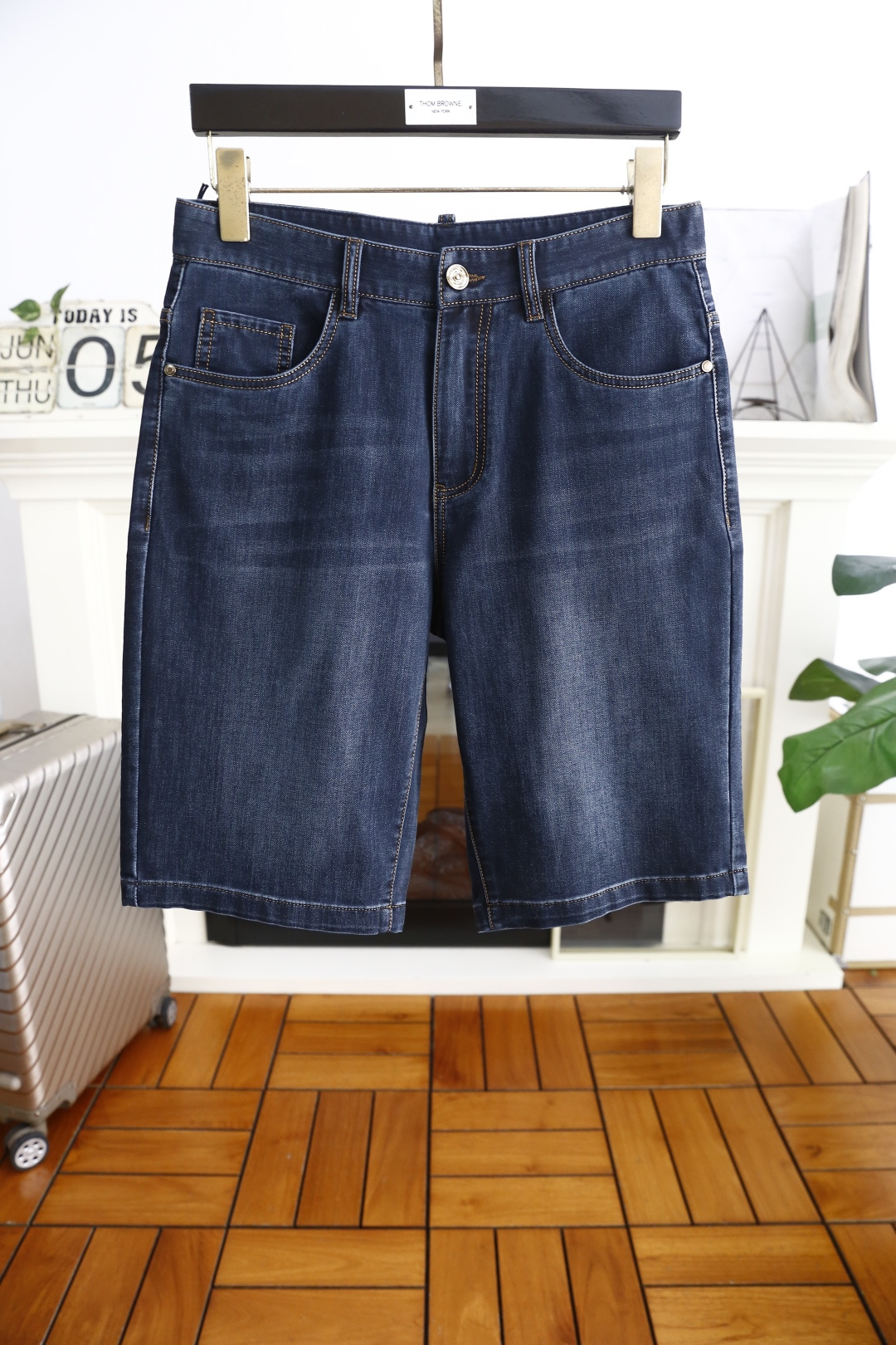 NO:452424,Louis Vui*ton. The new summer men's denim shorts are perfectly wrapped inside, fashionable and classic brand customized LOGO pattern design, exquisite hardware accessories embellishment, the details are considered in full detail, the workmanship is really exquisite, the wiring is fine and symmetrical, there is no unnecessary thread, the customer supply counter is comfortable washing denim fabric, soft and comfortable, and enjoys texture. The accessories are complete, comparable to any version in the market, and the upper body effect is excellent!  Size 29-36, shipped the next day!  ,,louis vuitton,louis vuitton,shorts,alexander wang19860909路易威*/Louis Vui*ton. 夏季新款男士牛仔短裤内里完美包边,时尚经典品牌定制LOGO图案设计 精美五金配件点缀 在细节上考虑的面面俱到 做工真的极其精湛 走线细密匀称 毫无多余线头,客供专柜舒适洗水牛仔面料,柔软舒适,质感享受.辅料齐全,媲美市场任何版本,上身效果超赞！尺码29-36,隔天出货！,,louis vuitton,louis vuitton,shorts,alexander wang,Men's clothing