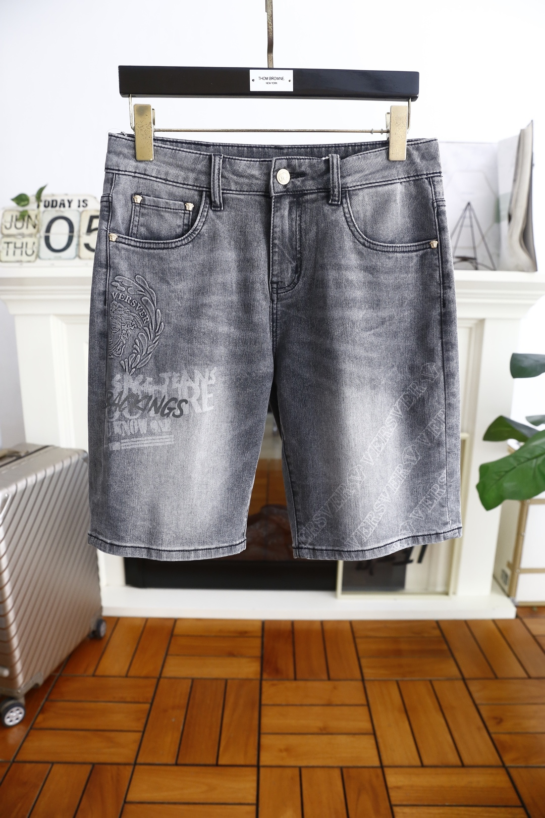 NO:452418,Van Size/Vers*ce.ss summer new product!  Fashionable men's versatile denim shorts luxury brand classic Medusa LOGO design uses comfortable washing denim fabric high-end customization, soft touch, fashionable luxury goods, fashion brands, just to improve your quality of life, you can determine the personalized customization, the style is excellent, the details are impeccable!  The style is not picky and very high-end. It is a must-have for trendy men!  Counter size 29-36, shipped the next day!  , versace, versace, shorts, alexander wang19860909范思泽/Vers*ce. ss夏季新品！时尚男士百搭牛仔短裤奢华品牌经典美杜莎LOGO设计采用舒适洗水牛仔面料高端定制 手感柔软 时尚奢侈品 时尚大牌 只是为了提升你的生活品质 你来确定个性定制 版型超赞,细节做工无可挑剔！款式不挑人 特别高档 潮男必入手！专柜尺码29-36,隔天出货！,,versace,versace,shorts,alexander wang,Men's clothing