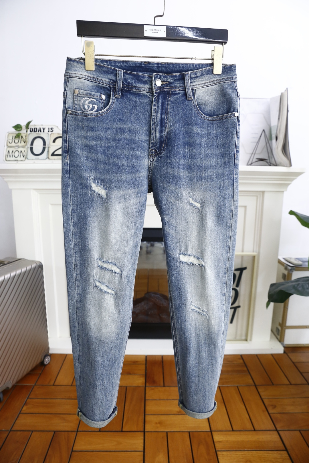 NO:452446,Gucci/Gu*ci. New summer products!  Fashionable men's summer thin ripped jeans are made of customer-supplied wash stretch jeans!  The luxury classic brand letter logo highlights the brand characteristics, and fashion trends have therefore become one of the biggest selling points and are extremely cost-effective. There is no confusion or trouble of color conflict. Such a rich high-end jeans are absolutely fashionable, casual and versatile!  A must-have for trendy men!  Counter size 29-38, no 35/37!  Shipping the next day!  ,gucci,jeans,alexander wang19860909古驰/Gu*ci. 夏季新品！时尚男士夏季薄款破洞牛仔裤采用客供水洗弹力牛仔裤！奢华经典品牌字母Logo标志彰显品牌特征,时尚潮流因此已成为最大卖点之一而性价比又极高,没有颜色冲突的困惑或困扰,这么一款丰富内练高端牛仔裤,绝对时尚休闲百搭款！潮男必备！专柜尺码29-38,没35/37！隔天出货！,,gucci,jeans,alexander wang,Men's clothing