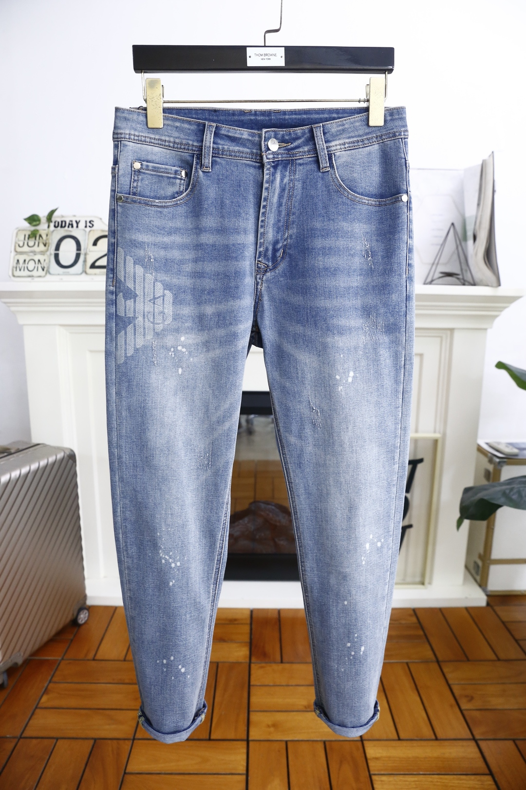 NO:452452,Ama*/Ar*ani. 25 summer new product original single high-end men's thin jeans luxury classic brand Feiying LOGO accessories. Hot-selling models in overseas counters. They are very comfortable to wear, low-key and luxurious. They are very classy when worn. There is no need to say much about the trouser style and cutting. The upper body is exquisite and vivid, and the top quality is top quality. The selection of real palace-grade denim. High-end top washing denim fabric, excellent quality, and heavy washing makes the pants very soft!  Not picky about people, the upper body is absolutely stylish and extremely luxurious. Counter size 29-38, no 35/37!  Shipping the next day!  , jeans,alexander wang19860909阿玛*/Ar*ani. 25夏季新品原单高端男士薄款牛仔裤奢华经典品牌飞鹰LOGO配饰 海外专柜热销款 身穿着非常舒适 低调不失奢华 穿出去非常有档次 裤型款式和裁剪亦无需多言 上身精致跃然高档一等一顶级质料 真正殿堂级的牛仔布选用 高档顶级洗水牛仔面料,品质卓然,经过重水洗使得裤子很柔软！不挑人 上身绝对的有型 极度奢华. 专柜尺码 29-38,无35/37！隔天出货！,,jeans,alexander wang,Men's clothing