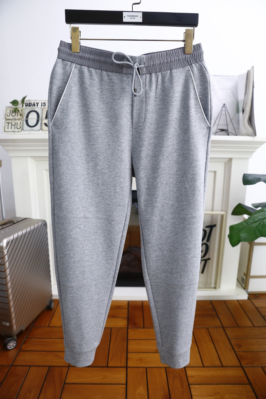 NO:452454,Jeni*/Ze*na. 25 new summer fashion men's casual pants!  It uses imported comfortable and breathable fabrics, and the luxury brand's classic original LOGO design is casual and comfortable!  Elastic waist and close the casual combination without restraint!  The same product for overseas European counters, the upper body is fashionable and sporty, very low-key and luxurious!  The stitching of the turner is delicate and strong!  Perfect three-dimensional tailoring, highly recommend buying the product!  Complete three standards!  Counter size S-2XL, shipped the next day!  ,zegna,alexander wang19860909杰尼*/Ze*na. 25夏季新品时尚男士休闲裤！采用进口舒适透气面料,奢华品牌经典原版LOGO设计 上身随意舒服！松紧腰收口休闲搭配无束缚感！海外欧洲专柜同品,上身时尚运动显时尚,很低调且不失奢华品味！车工缝线细致而强悍！完美立体剪裁,强烈推荐购入货色！三标齐全！专柜尺码S-2XL,隔天出货！,,zegna,alexander wang,Men's clothing