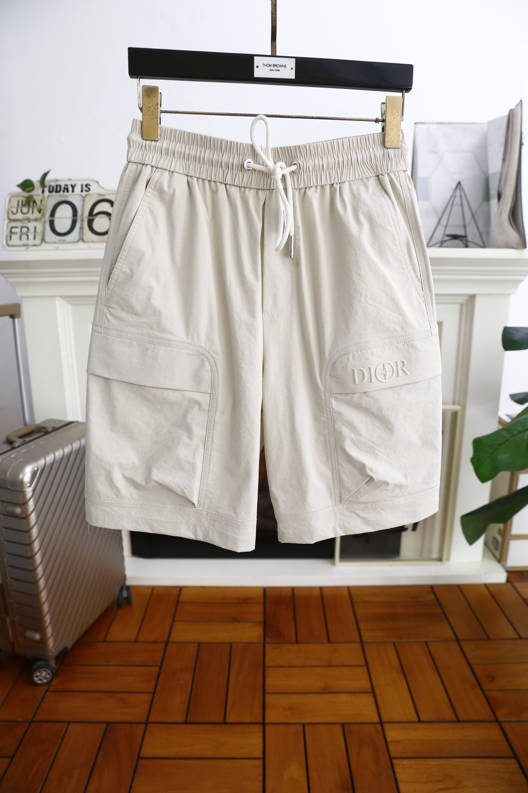 NO:450413,Dior/Christian D*or. 2025 summer new fashion men's five-point shorts classic and versatile style without too much decoration. Main fabric and style. Large pockets on both sides of the elastic waist, luxurious classic brand letter LOGO as the highlight of details. The fabric is made of top-quality comfortable and breathable fabric, moderate thickness, skin-friendly on the upper body, breathable, and has a good sense of crispness. Orders of the whole quality!  Counter size M-3XL, shipped the next day!  ,dior,shorts,alexander wang19860909迪奥/Christian D*or. 2025夏季新品时尚男士五分短裤经典百搭的款式 没有过多的装饰 主打面料与版型 松紧腰两侧大口袋设计奢华经典品牌字母LOGO作为细节亮点 面料采用顶级舒适透气面料,厚度适中,上身亲肤 透气,能有很好的挺括感 全品相的订单！专柜尺码M-3XL,隔天出货！,,dior,shorts,alexander wang,Men's clothing