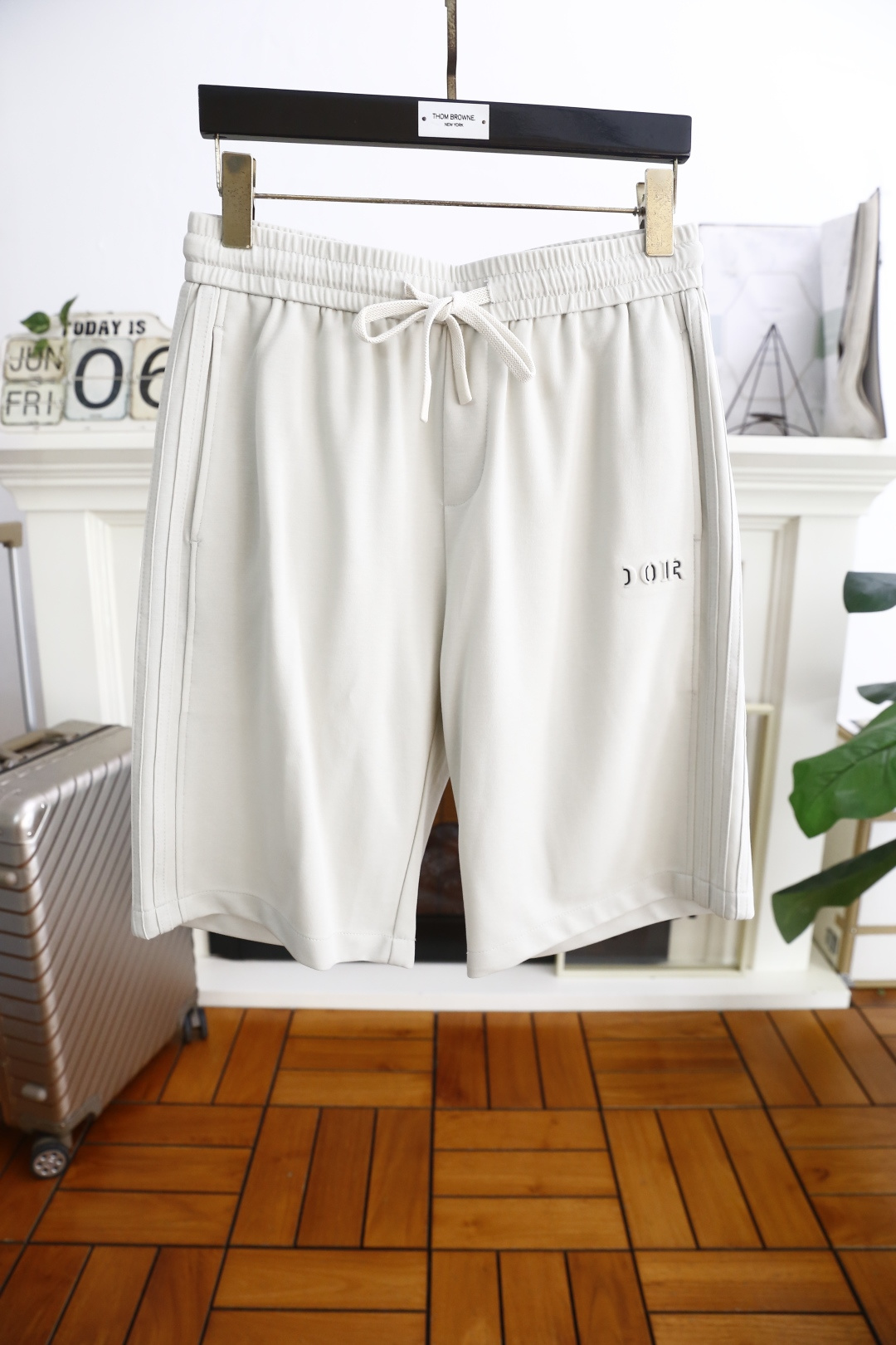 NO:450417,Dior/Christian D*or. New products for summer 2025!  Fashionable men's versatile elastic waist shorts are made of comfortable fabrics and skin-friendly and excellent luxury classic brand letter logo design. Taste and value are shared. They are very comfortable to wear, low-key and luxurious. They are very classy when worn. There is no need to say much about the trouser style and cutting. The upper body is exquisite and vivid. Really first-class and top-quality materials. Really palace-level casual shorts. The upper body is absolutely stylish and extremely luxurious. Full of personality, atmospheric and versatile, a must-have when going out!  Size 29-36, shipped the next day!  ,dior,shorts,alexander wang19860909迪奥/Christian D*or. 2025夏季新品！时尚男士百搭松紧腰短裤采用舒适面料亲肤感极佳奢华经典品牌字母logo设计 品味与价值共享 身穿着非常舒适 低调不失奢华 穿出去非常有档次 裤型款式和裁剪亦无需多言 上身精致跃然.真正一等一顶级质料 真正殿堂级的休闲短裤 上身绝对的有型 极度奢华 个性十足,大气且百搭,出街必备！尺码29-36,隔天出货！,,dior,shorts,alexander wang,Men's clothing