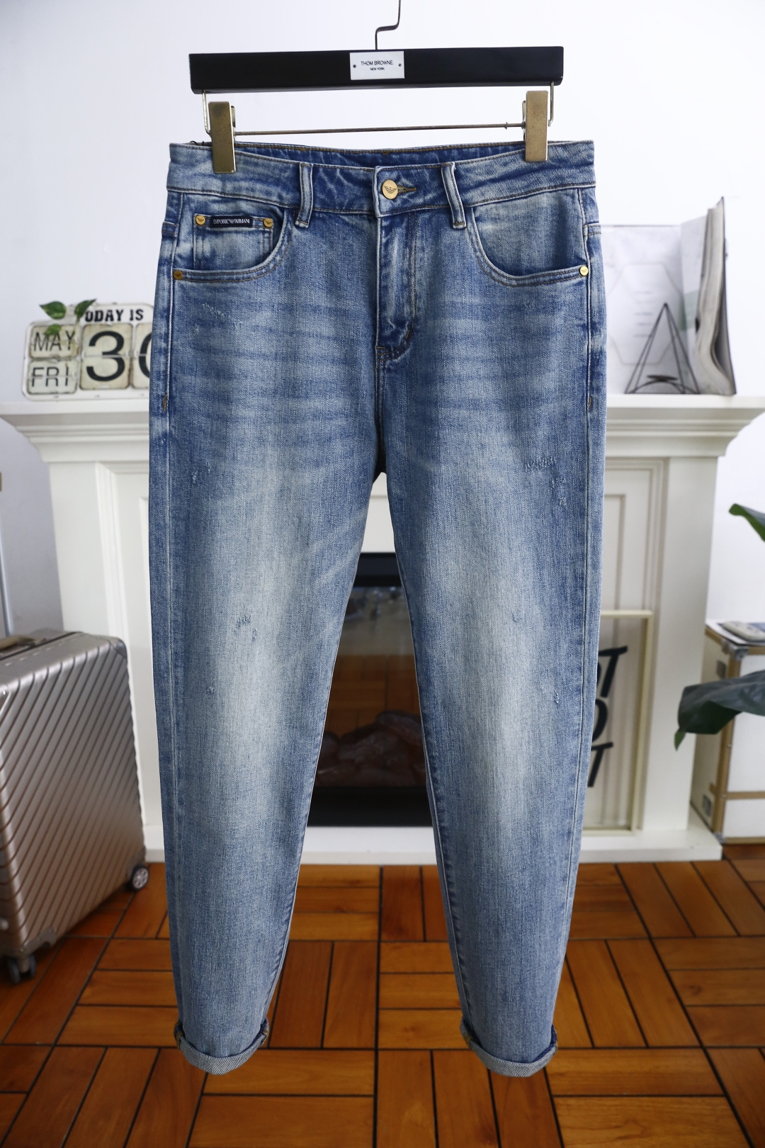 NO:452462,Ama*/Ar*ani. 25 summer new product original single high-end men's jeans luxury classic brand letter LOGO accessories. Hot-selling models for overseas counters. They are very comfortable to wear, low-key and luxurious. They are very classy when worn. There is no need to say much about the trouser style and cutting. The upper body is exquisite and vivid, and the top quality is top quality. The selection of real palace-grade denim. High-end top washing denim fabric, excellent quality, and heavy washing makes the pants very soft!  Not picky about people, the upper body is absolutely stylish and extremely luxurious. Counter size 29-38, 35/37!  Shipping the next day!  , jeans,alexander wang19860909阿玛*/Ar*ani. 25夏季新品原单高端男士牛仔裤奢华经典品牌字母LOGO配饰 海外专柜热销款 身穿着非常舒适 低调不失奢华 穿出去非常有档次 裤型款式和裁剪亦无需多言 上身精致跃然高档一等一顶级质料 真正殿堂级的牛仔布选用 高档顶级洗水牛仔面料,品质卓然,经过重水洗使得裤子很柔软！不挑人 上身绝对的有型 极度奢华. 专柜尺码 29-38,有35/无37！隔天出货！,,jeans,alexander wang,Men's clothing