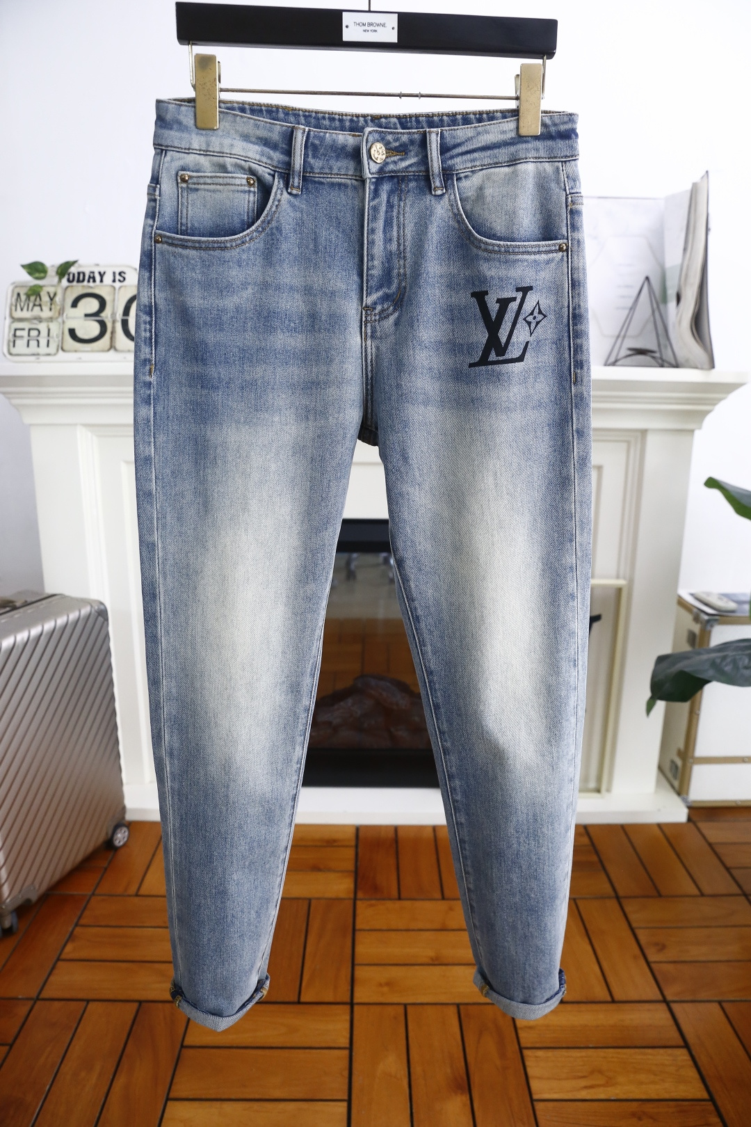 NO:452466,Louis Vui*ton. 25 summer new product original single high-end men's jeans luxury classic brand letter LOGO accessories. Hot-selling models for overseas counters. They are very comfortable to wear, low-key and luxurious. They are very classy when worn. There is no need to say much about the trouser style and cutting. The upper body is exquisite and vivid, and the top quality is top quality. The selection of real palace-grade denim. High-end top washing denim fabric, excellent quality, and heavy washing makes the pants very soft!  Not picky about people, the upper body is absolutely stylish and extremely luxurious. Counter size 29-38, 35/37!  Shipping the next day!  ,,louis vuitton,louis vuitton,jeans,alexander wang19860909路易威*/Louis Vui*ton. 25夏季新品原单高端男士牛仔裤奢华经典品牌字母LOGO配饰 海外专柜热销款 身穿着非常舒适 低调不失奢华 穿出去非常有档次 裤型款式和裁剪亦无需多言 上身精致跃然高档一等一顶级质料 真正殿堂级的牛仔布选用 高档顶级洗水牛仔面料,品质卓然,经过重水洗使得裤子很柔软！不挑人 上身绝对的有型 极度奢华. 专柜尺码 29-38,有35/无37！隔天出货！,,louis vuitton,louis vuitton,jeans,alexander wang,Men's clothing